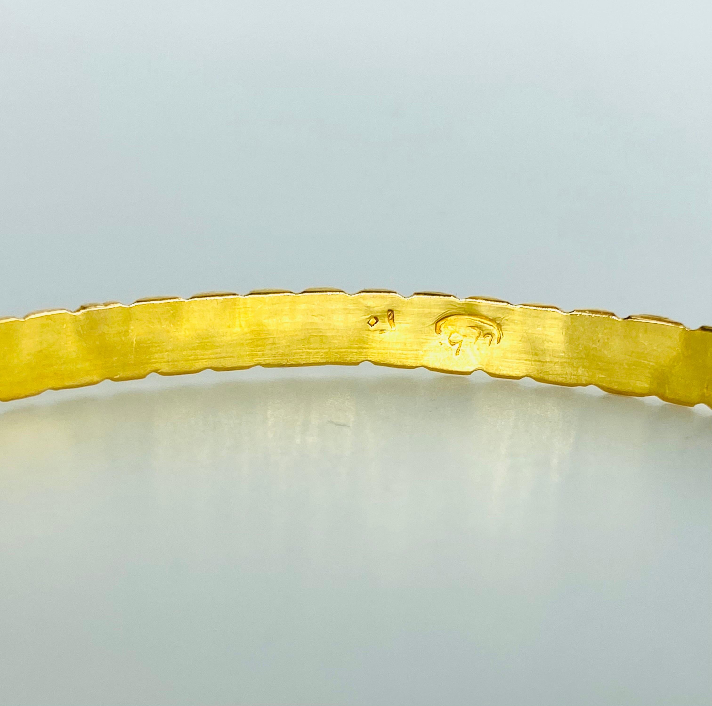Bracelet jonc ancien en or massif 22 carats à motif de pépite de pépite Excellent état - En vente à Miami, FL
