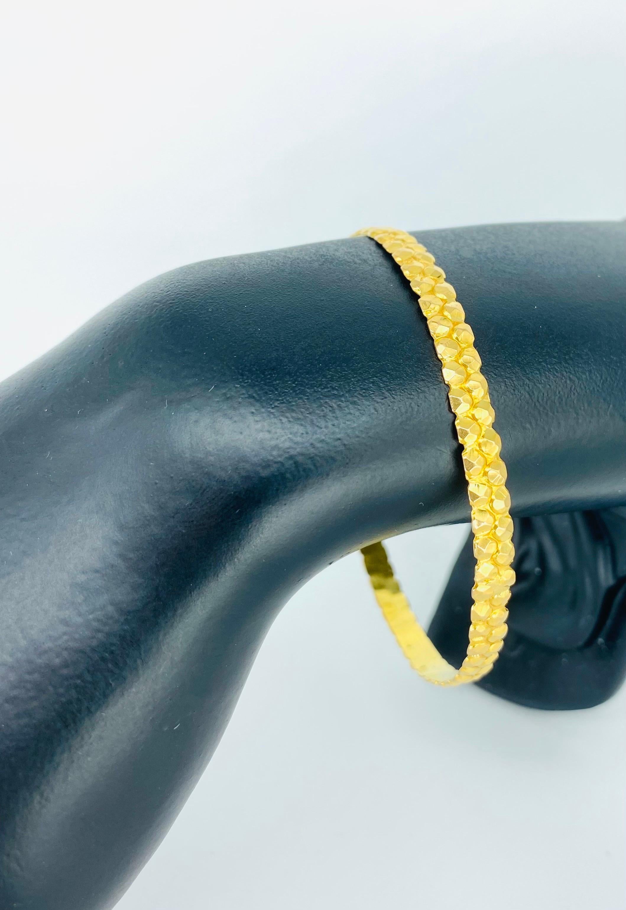 Bracelet jonc ancien en or massif 22 carats à motif de pépite de pépite en vente 1