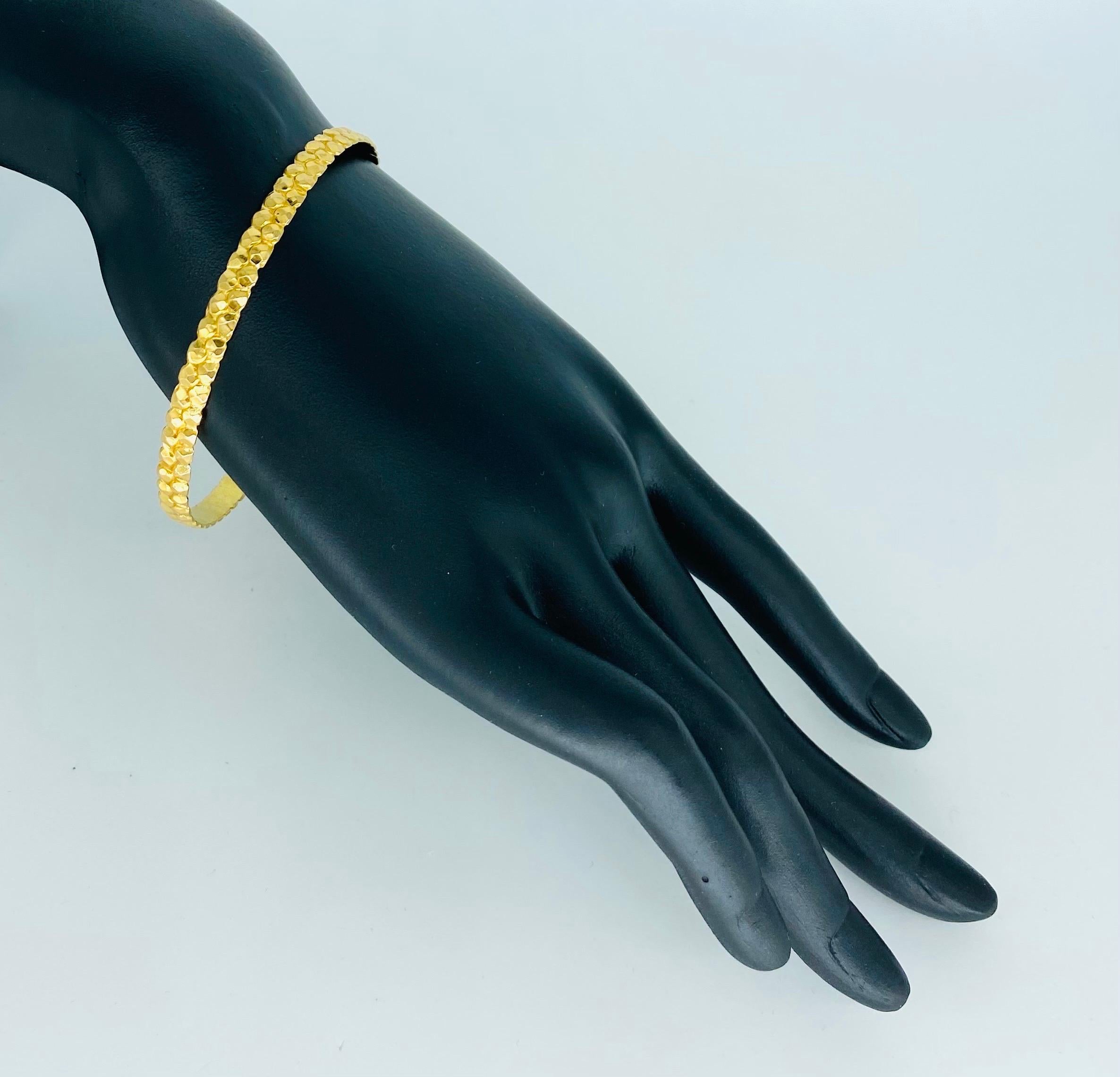 Bracelet jonc ancien en or massif 22 carats à motif de pépite de pépite en vente 2