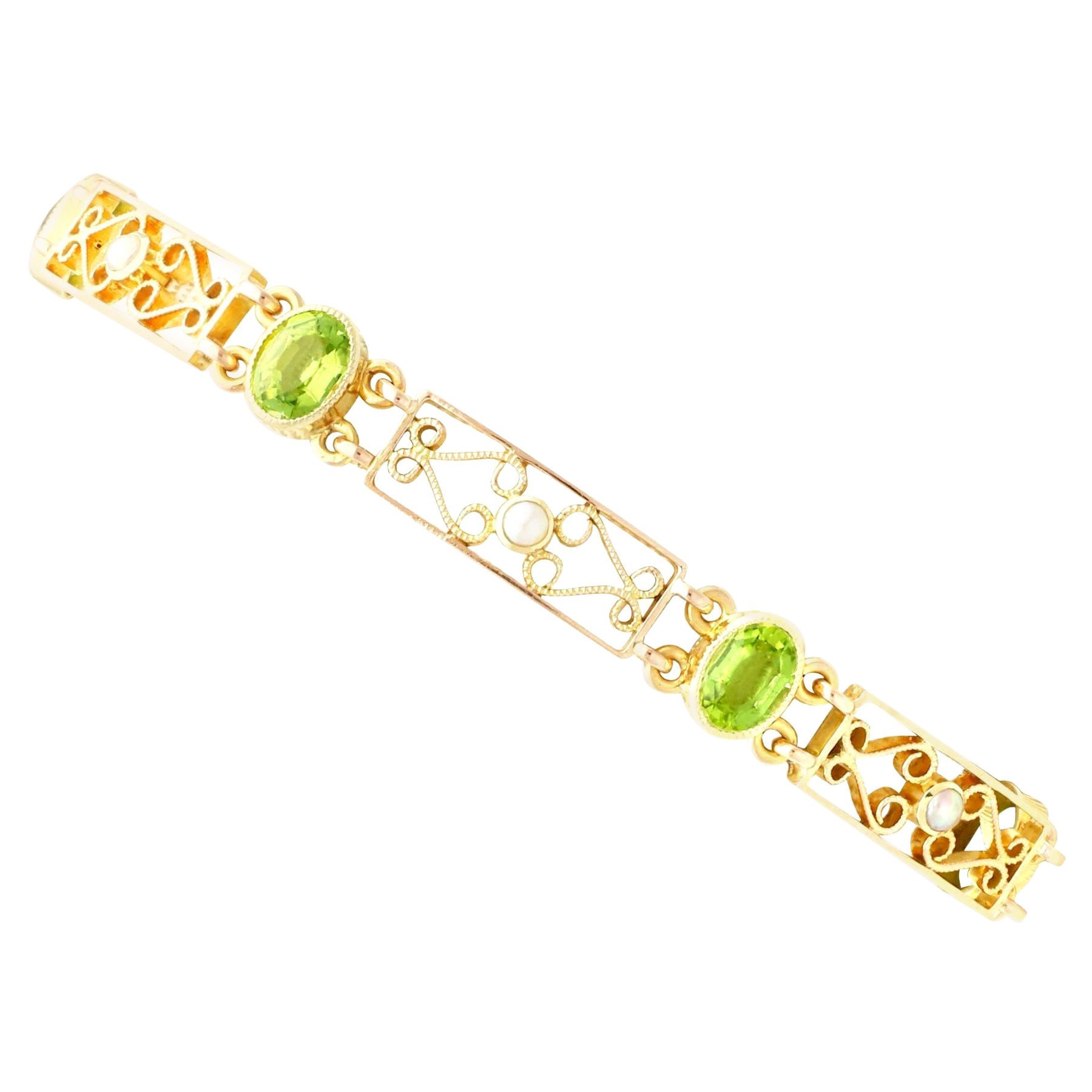 Bracciale antico in oro giallo con perle di peridoto da 5,34 carati, circa 1900