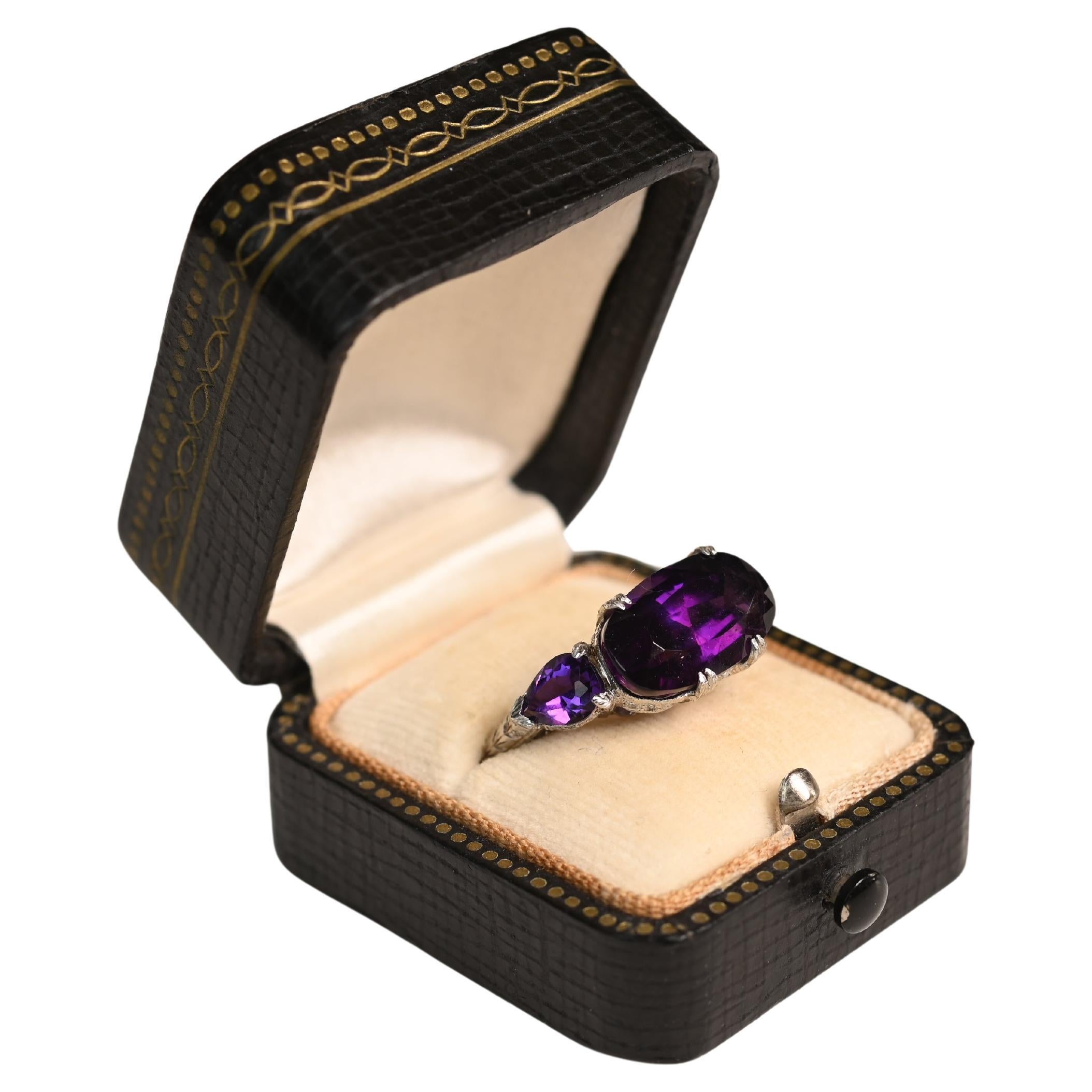 Amatista Antigua Talla Oval  (Aprox. 5,30 quilates) Anillo, Platino