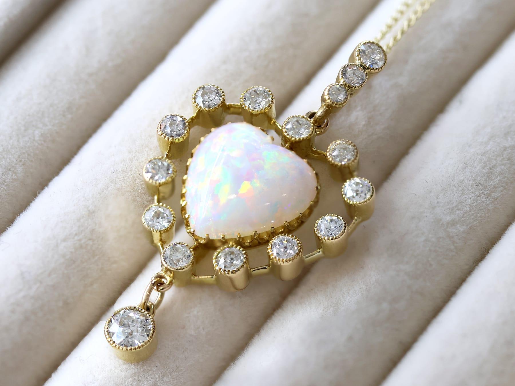 Antico ciondolo a cuore con opale da 5,48 carati e diamante da 2,91 carati In condizioni ottime in vendita a Jesmond, Newcastle Upon Tyne