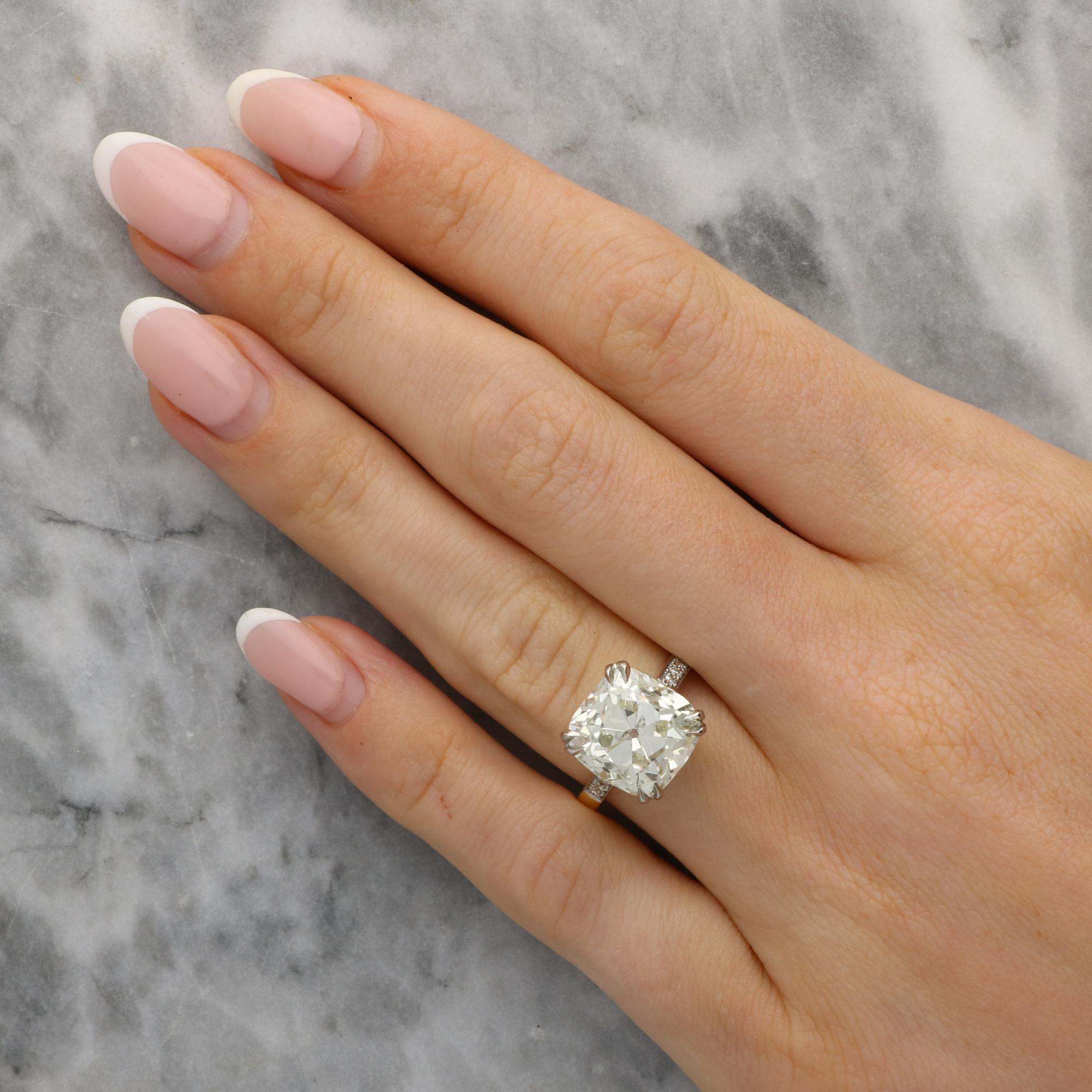 Magnifique bague solitaire en or jaune 18k et platine avec un diamant taille ancienne de 5,50 ct. 

La pièce est sertie au centre d'un étincelant diamant antique de 5,50 carats de taille ancienne qui est solidement serti à quatre griffes dans une