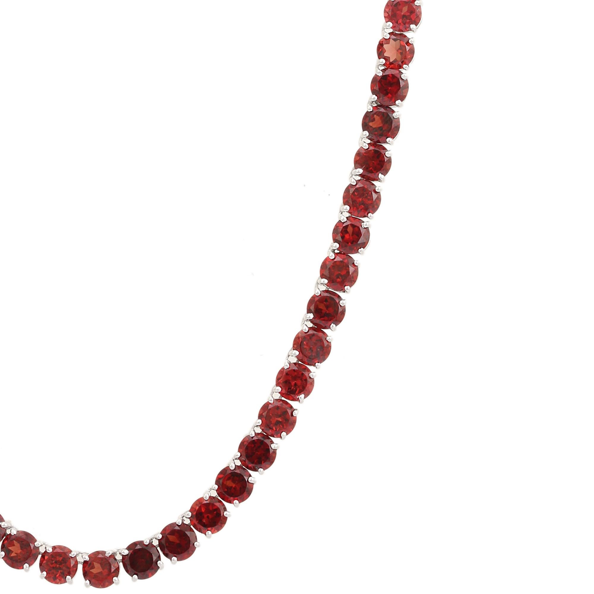 Questa antica collana da tennis con granato rosso intenso da 55,46 carati presenta un filo continuo di vibranti gemme di granato dal taglio rotondo, ognuna incastonata con precisione in argento sterling 925. Le profonde sfumature cremisi dei granati