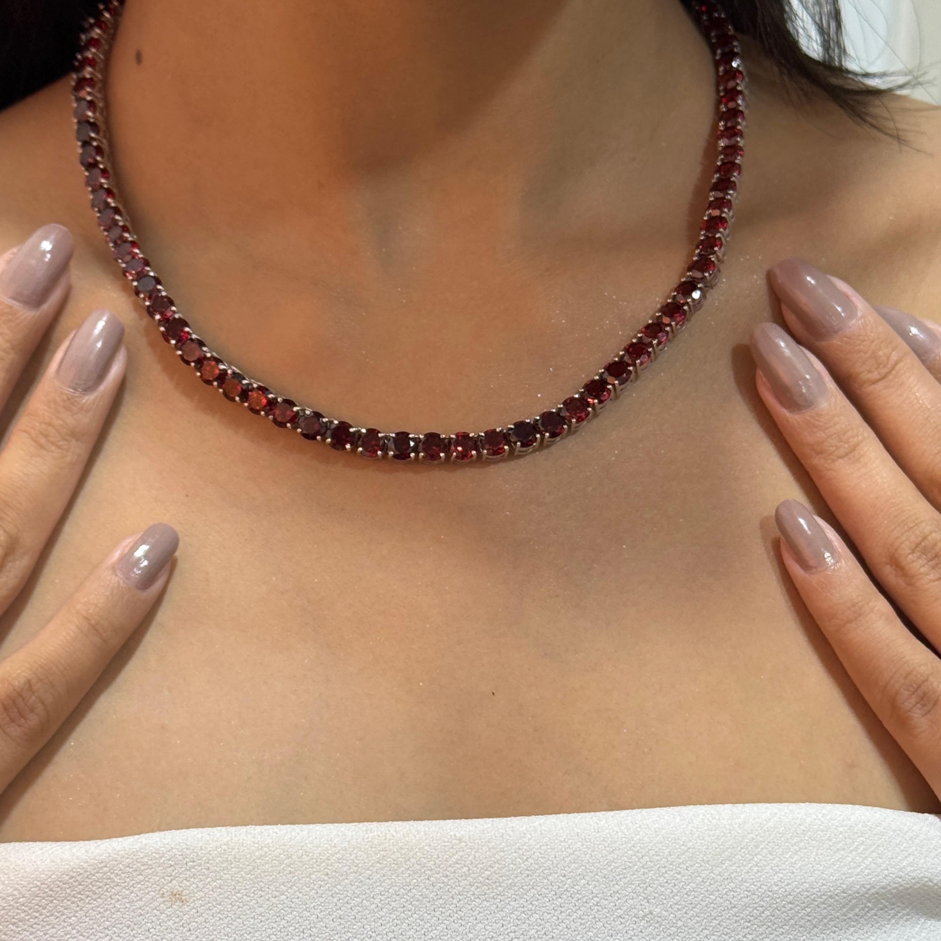 Diese antike 55,46 Karat tiefrote Granat-Tennis-Halskette präsentiert einen durchgehenden Strang mit leuchtenden Granat-Edelsteinen im Rundschliff, die jeweils präzise in 925er Sterlingsilber gefasst sind. Das tiefe Purpurrot der Granate strahlt