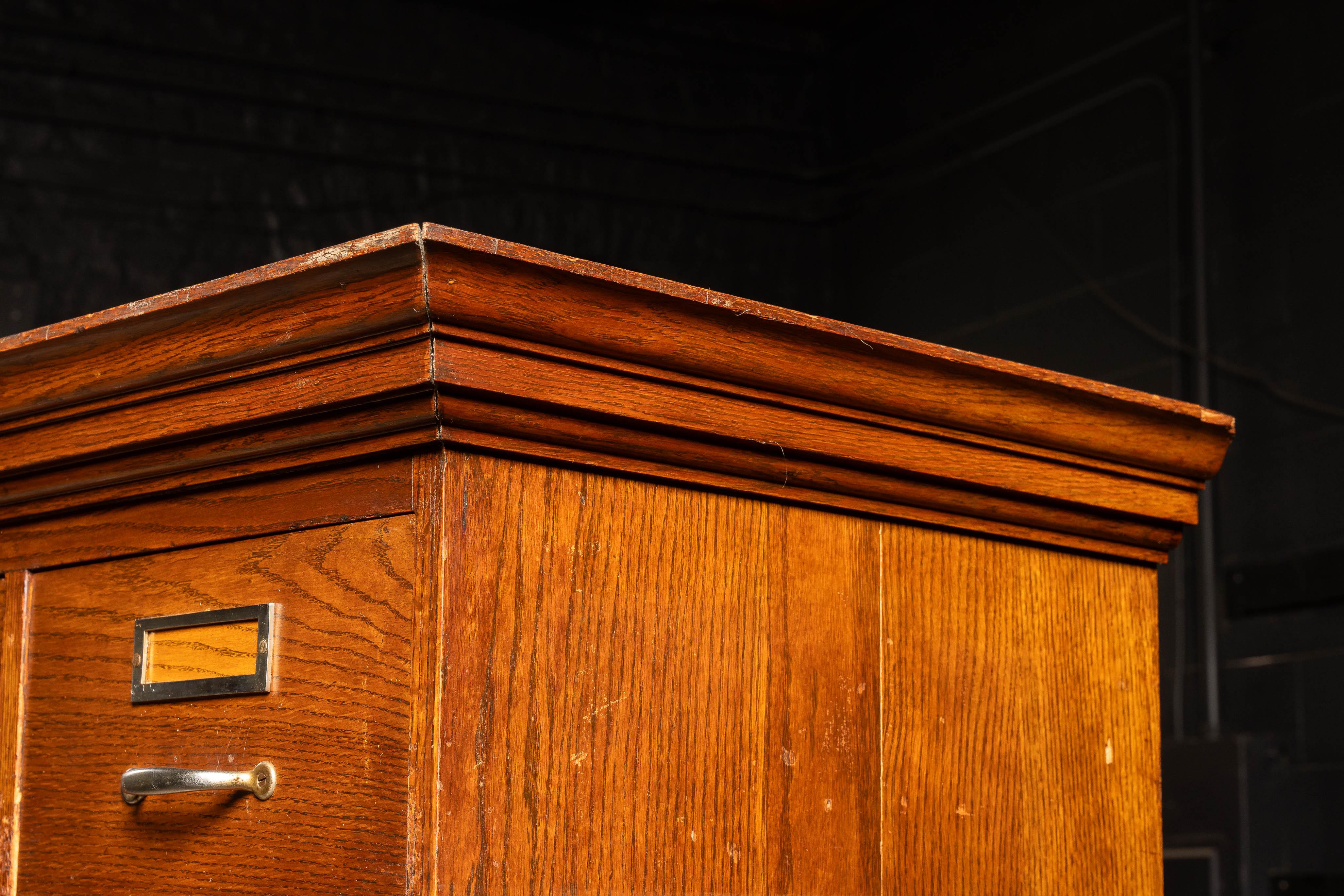 Ancienne armoire d'apothicaire à 56 tiroirs en vente 3
