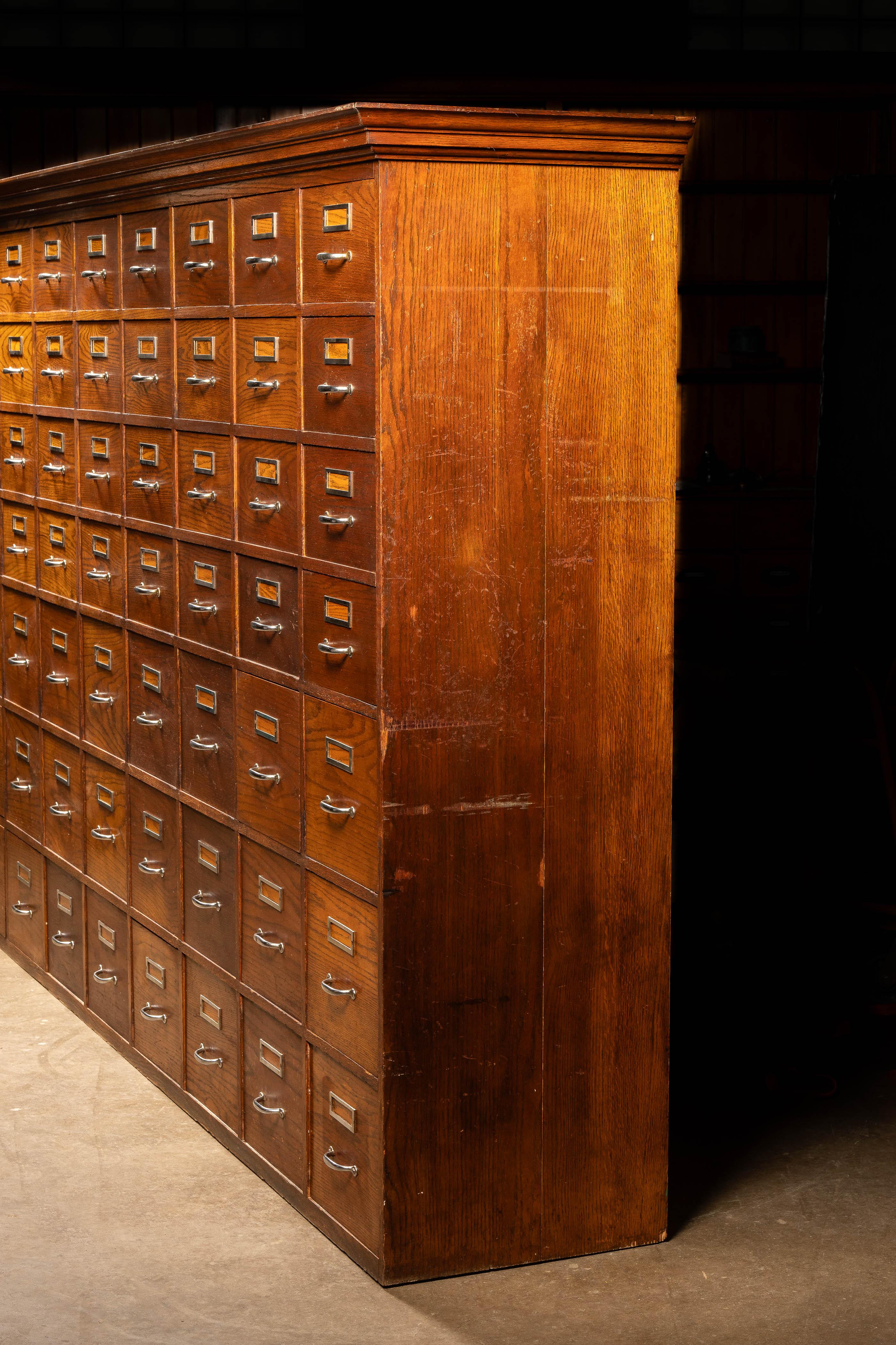 Ancienne armoire d'apothicaire à 56 tiroirs en vente 4