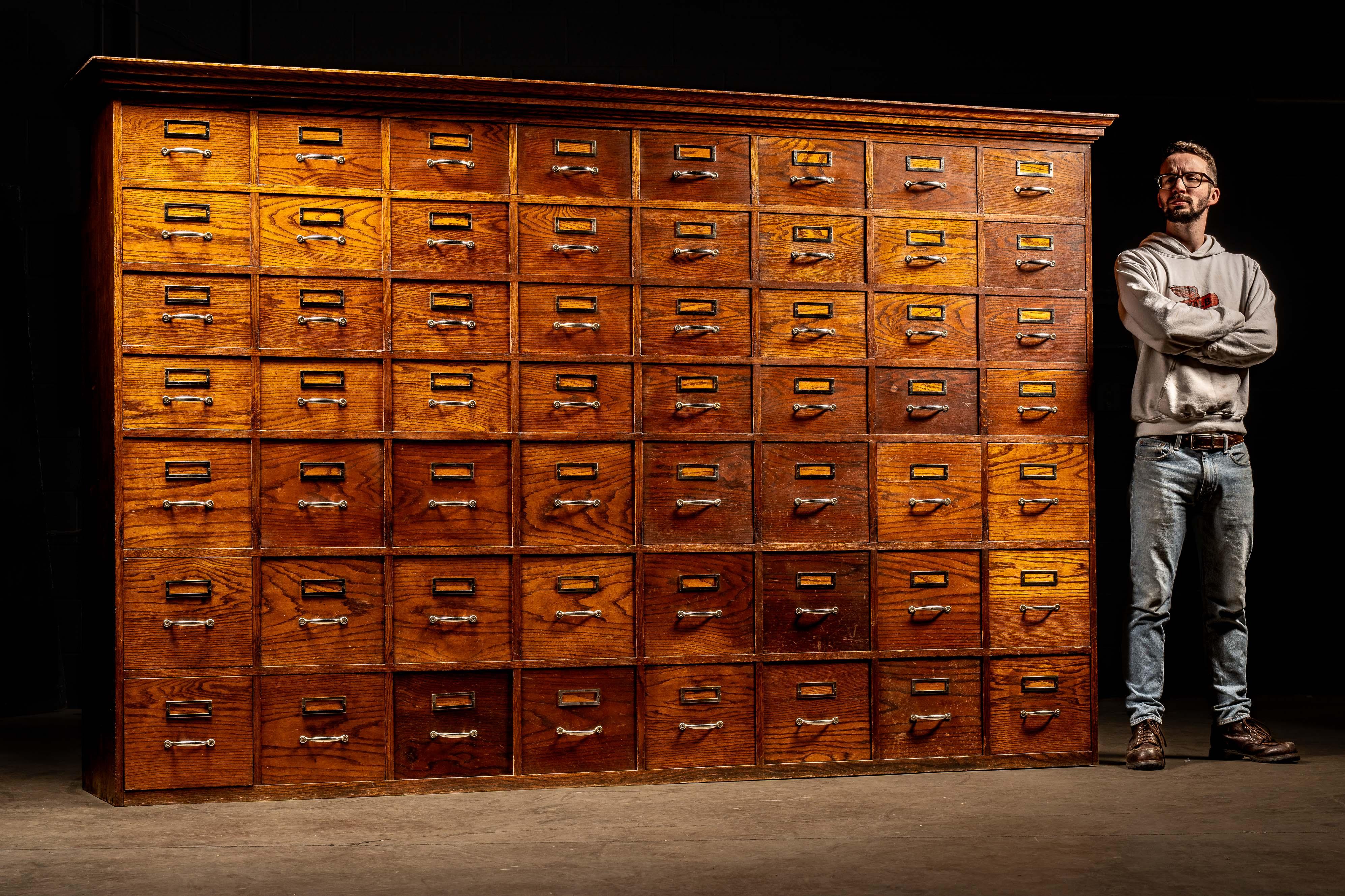 Ancienne armoire d'apothicaire à 56 tiroirs en vente 5