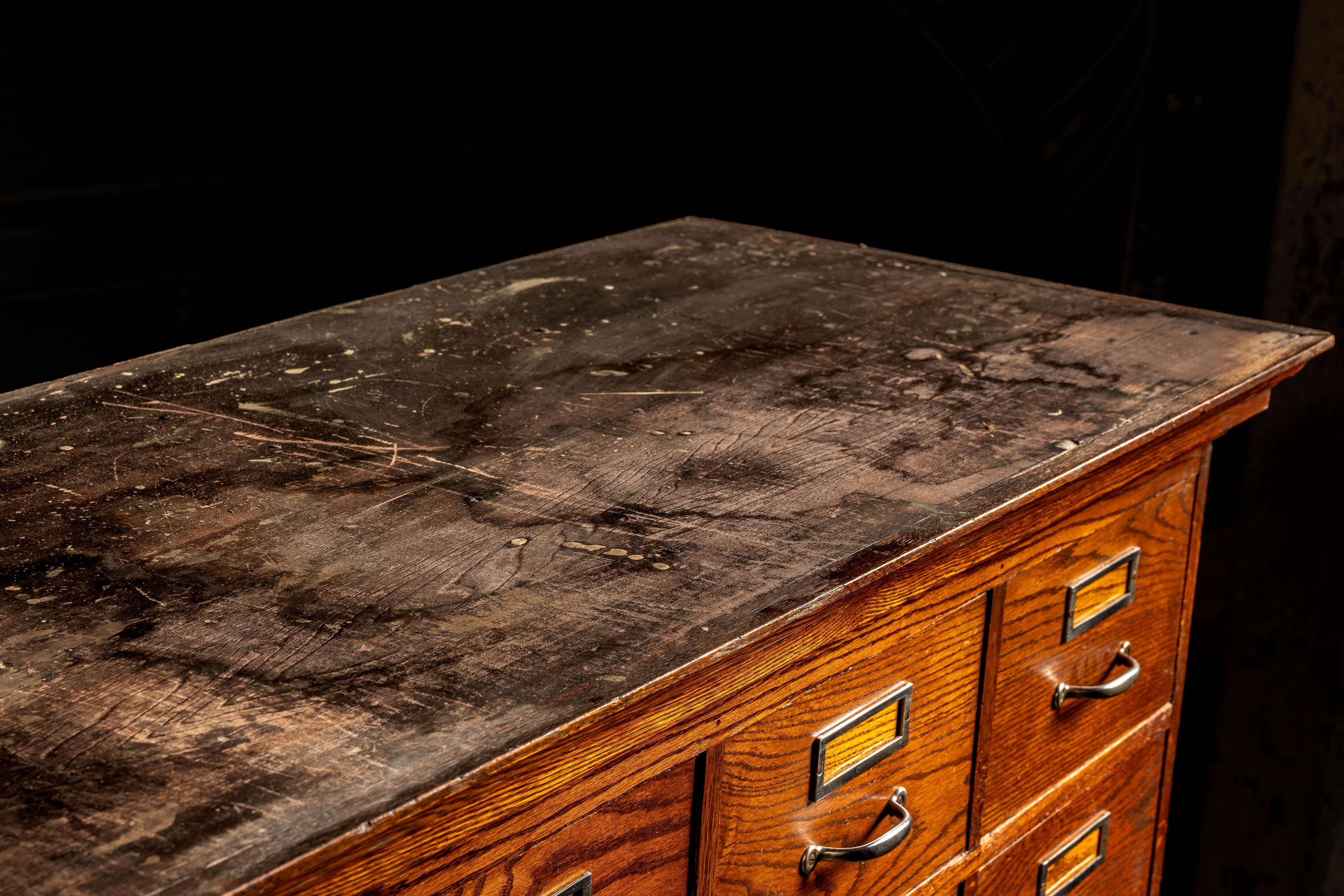 Ancienne armoire d'apothicaire à 56 tiroirs en vente 6