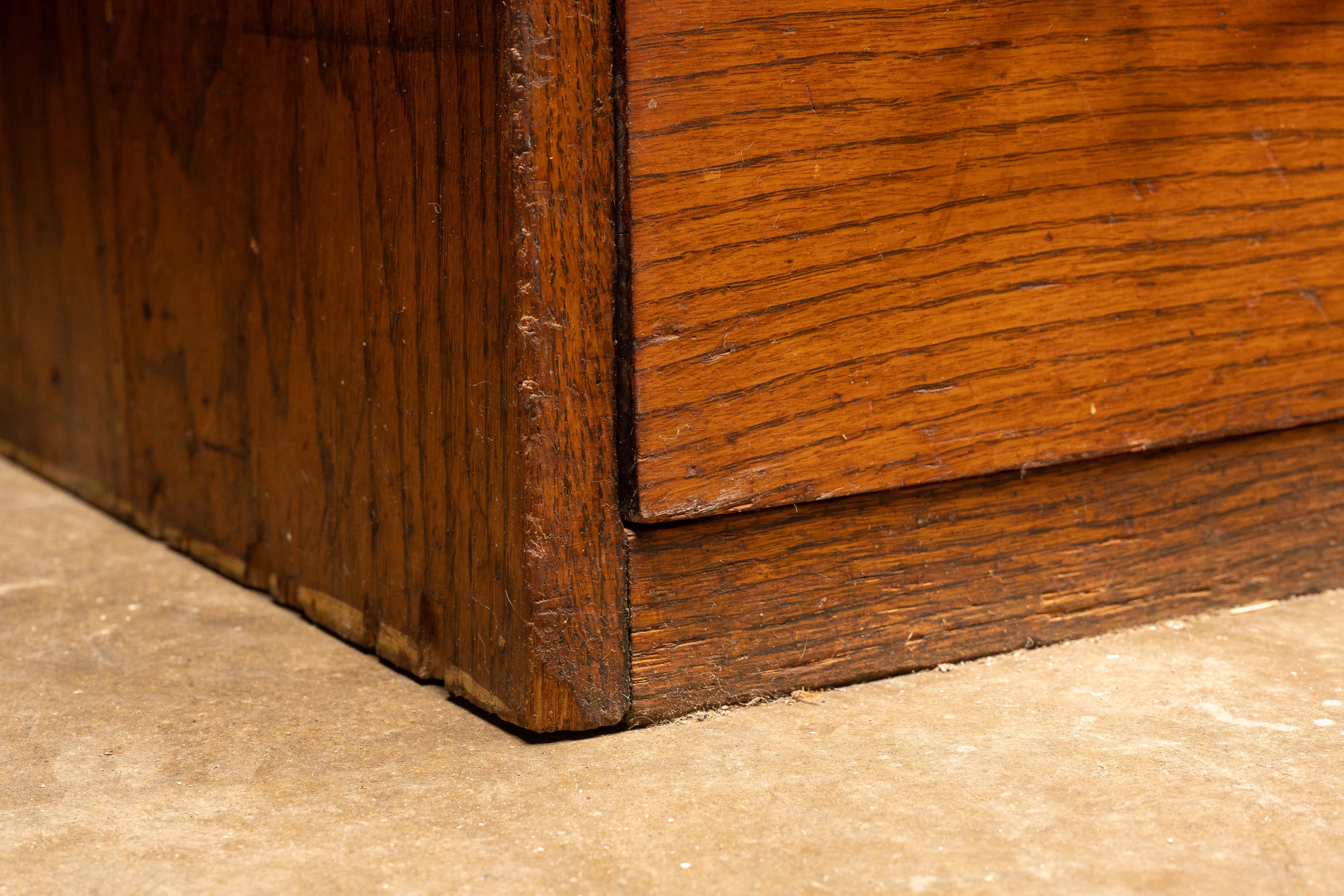 Ancienne armoire d'apothicaire à 56 tiroirs en vente 9