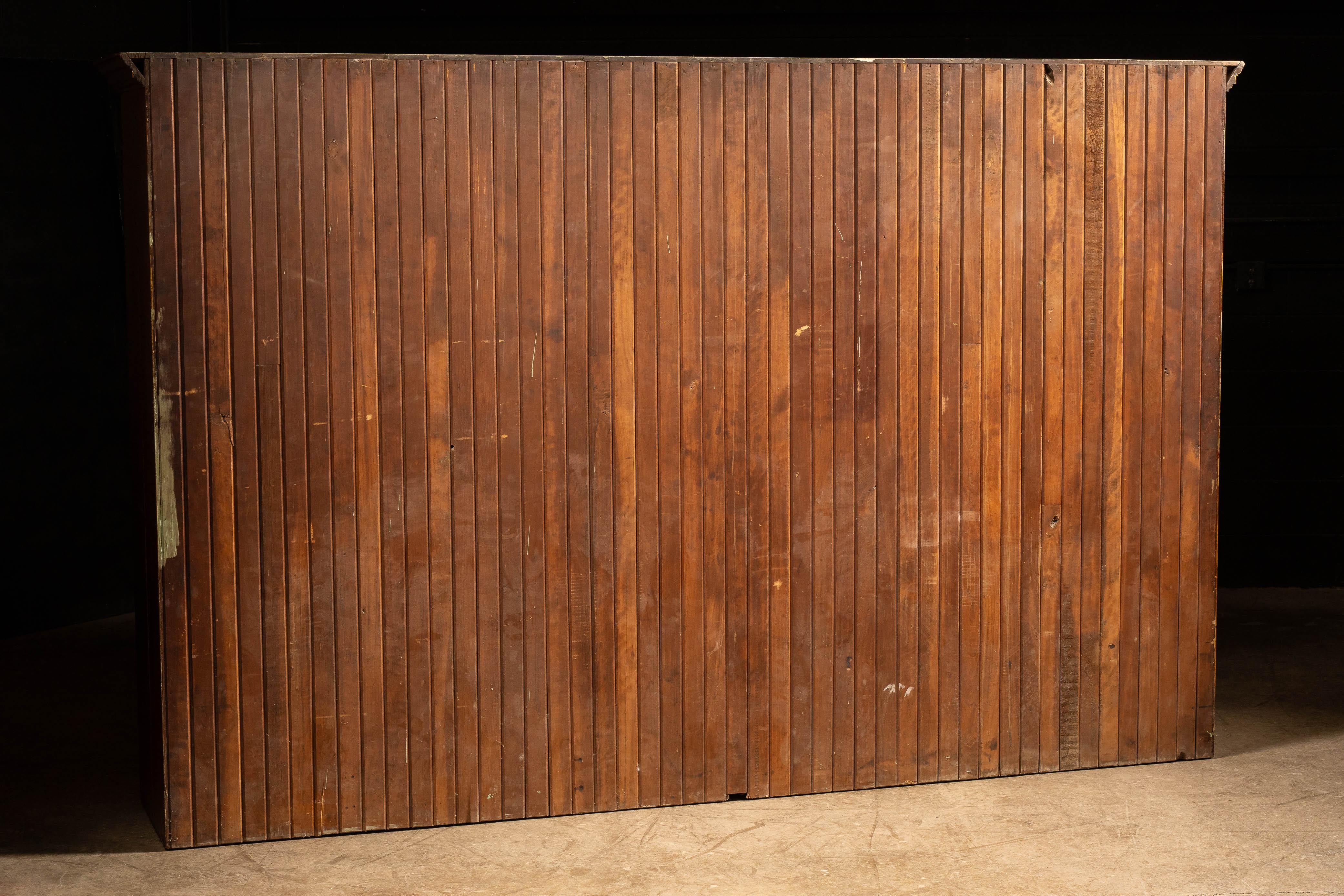 Grande apothicairerie en bois avec de nombreux rangements. 

Cette pièce est fabriquée en chêne massif sur lequel une riche teinture brune a été appliquée, accentuant les magnifiques veines du chêne. L'apothicairerie comprend 56 tiroirs de deux