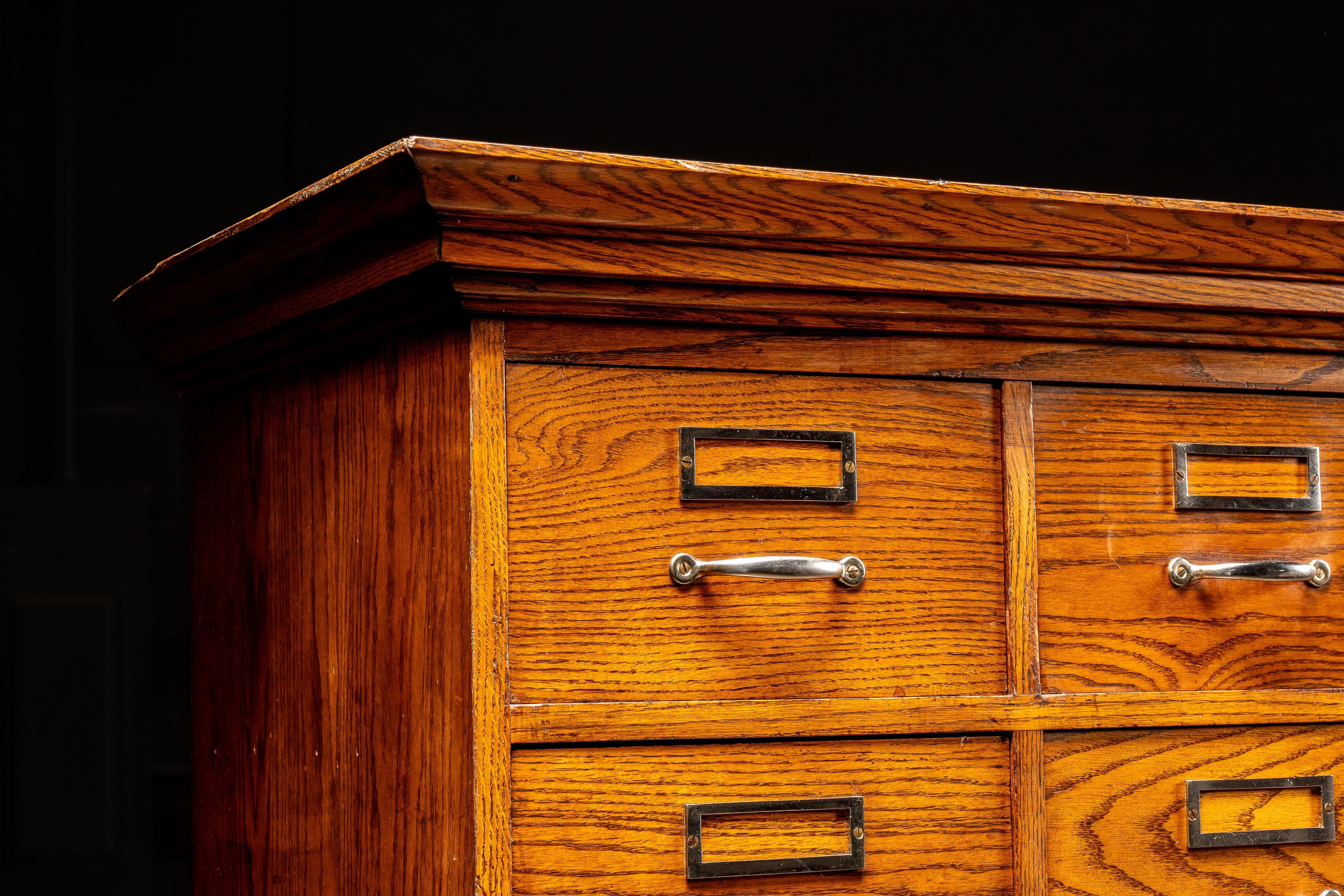 Industriel Ancienne armoire d'apothicaire à 56 tiroirs en vente