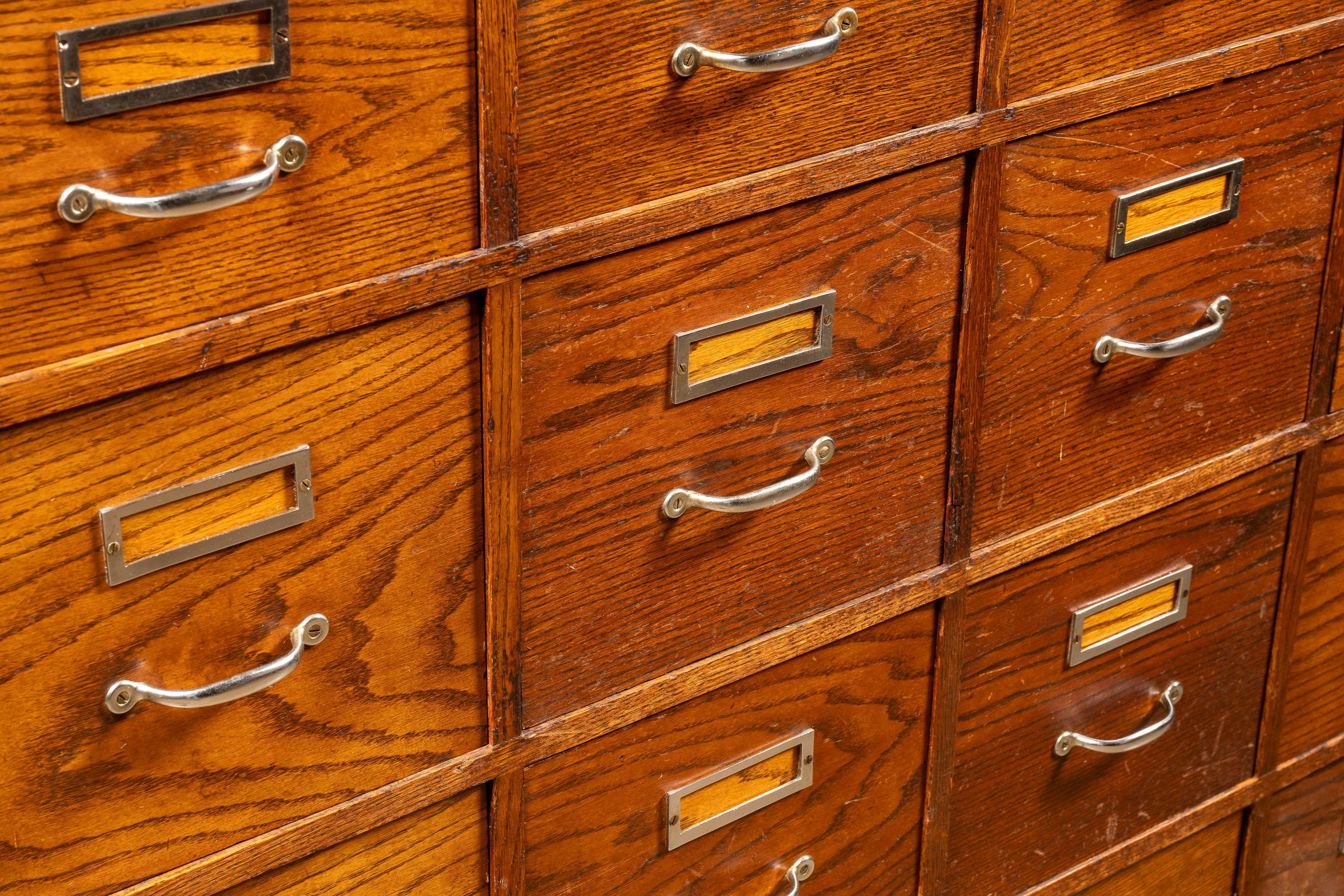 Américain Ancienne armoire d'apothicaire à 56 tiroirs en vente