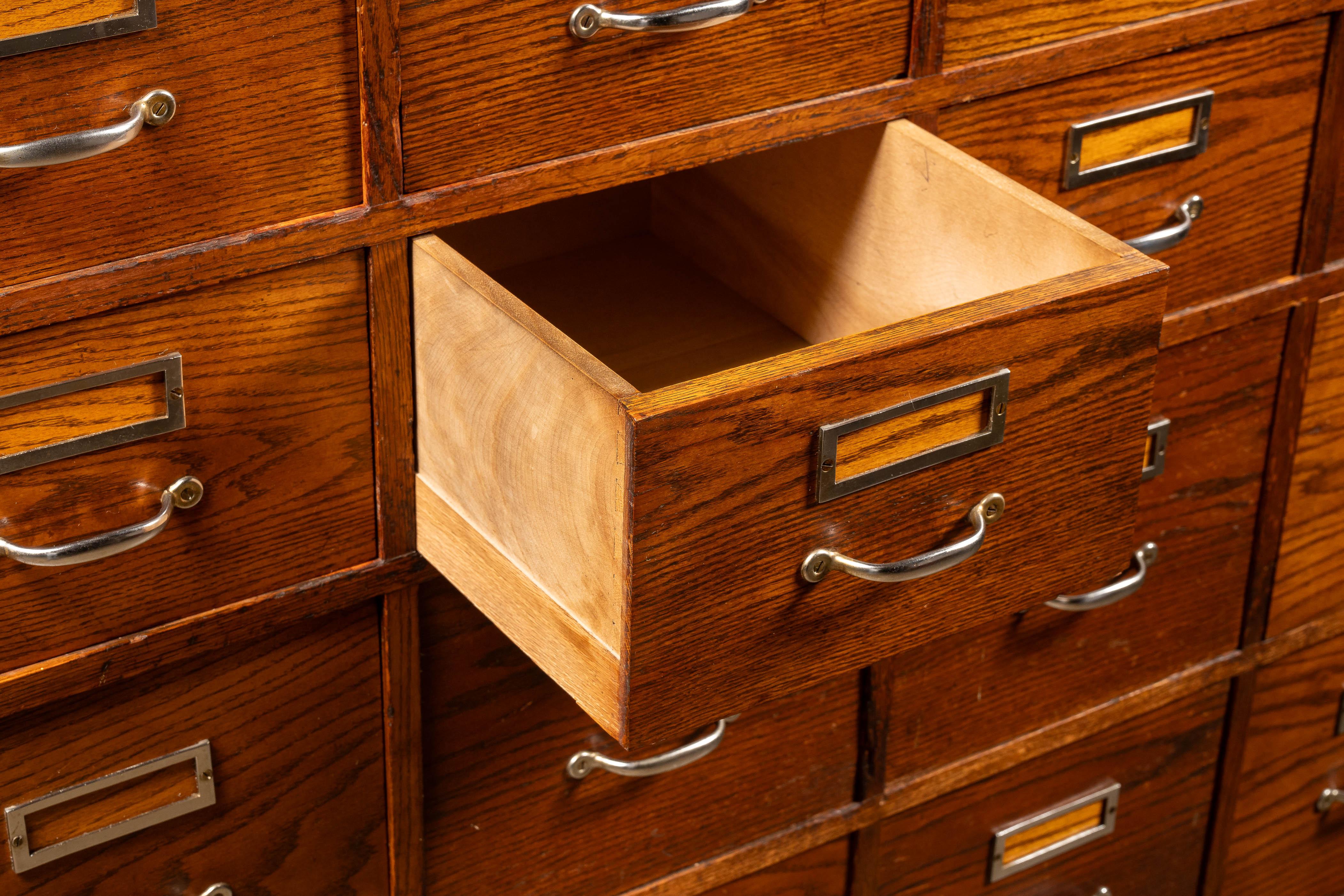 Chêne Ancienne armoire d'apothicaire à 56 tiroirs en vente