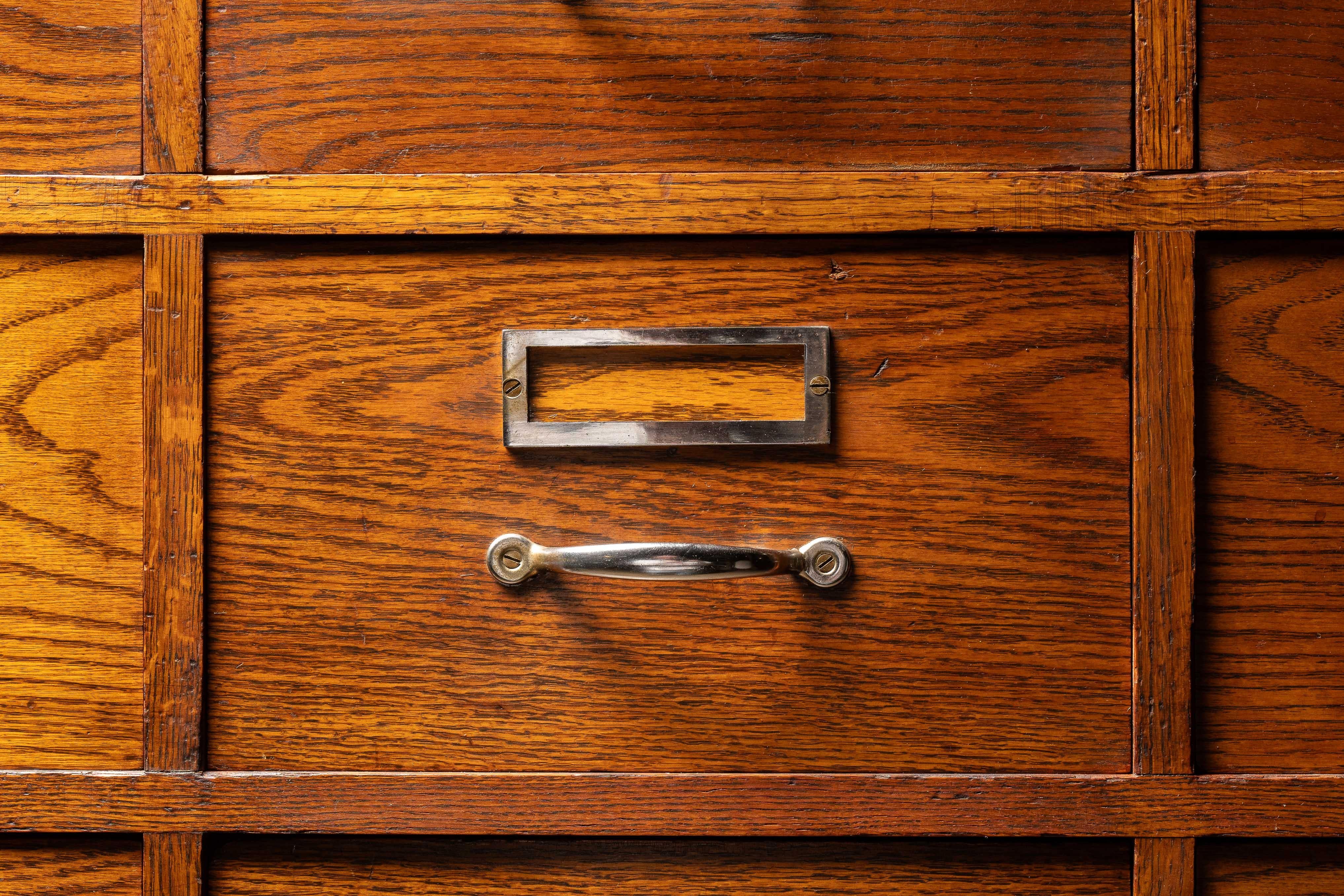 Ancienne armoire d'apothicaire à 56 tiroirs en vente 2