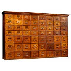 Ancienne armoire d'apothicaire à 56 tiroirs