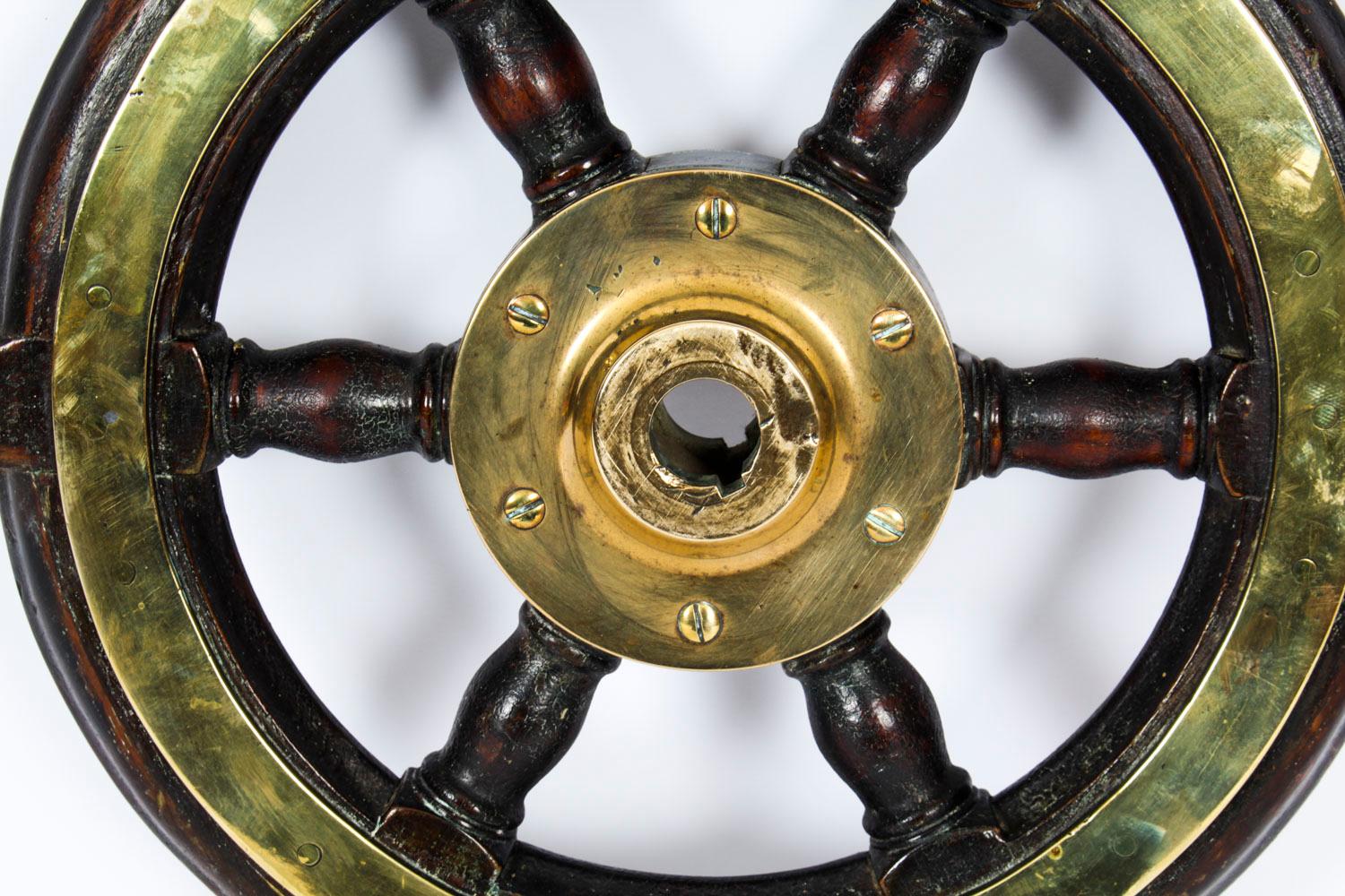 This is an elegant antique Victorian teak and brass set ships wheel, circa 1880 in date.

This splendid nautical collectable features six stylish turnking cylindrical spokes ending in handles, and is made from beautiful high-quality solid teak