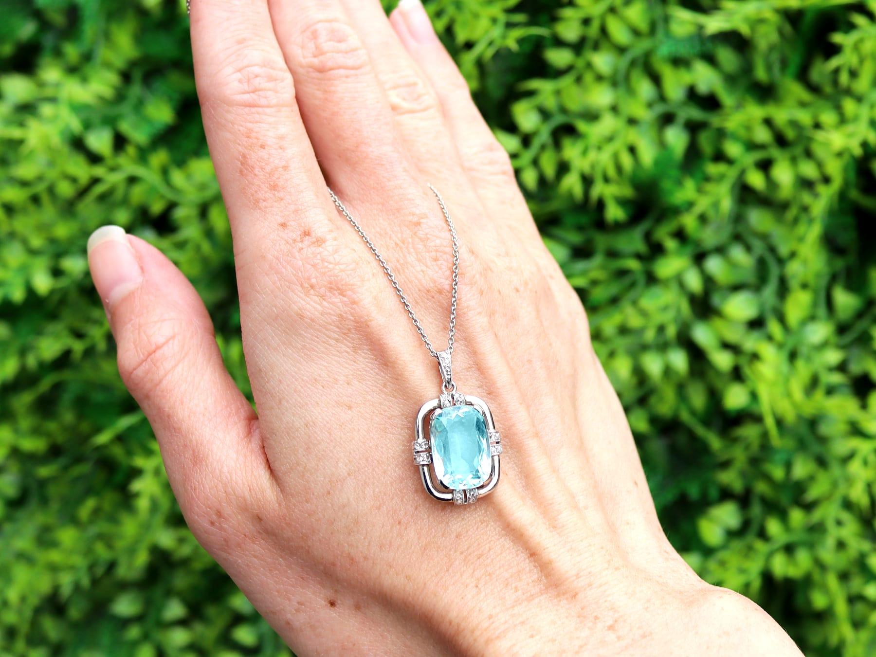 Un superbe pendentif en platine et or blanc 18 carats, composé d'une aigue-marine ancienne de 5,74 carats et d'un diamant de 0,18 carat, qui fait partie de notre collection de bijoux anciens en aigue-marine.

Ce magnifique pendentif antique, fin et