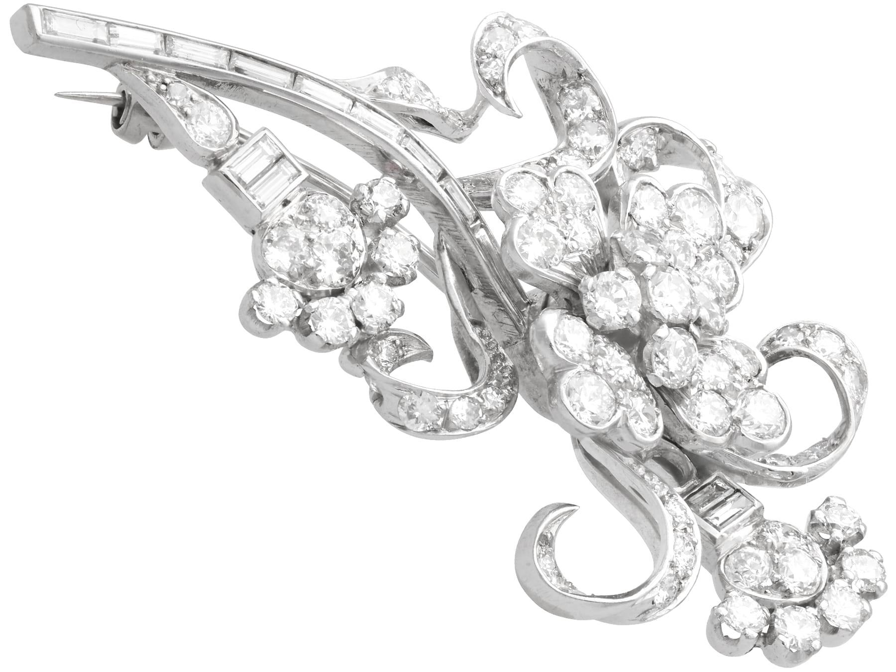 Antique 5.85Ct Diamond and 15k White Gold Floral Brooch Circa 1925 In Excellent Condition For Sale In Jesmond, Newcastle Upon Tyne