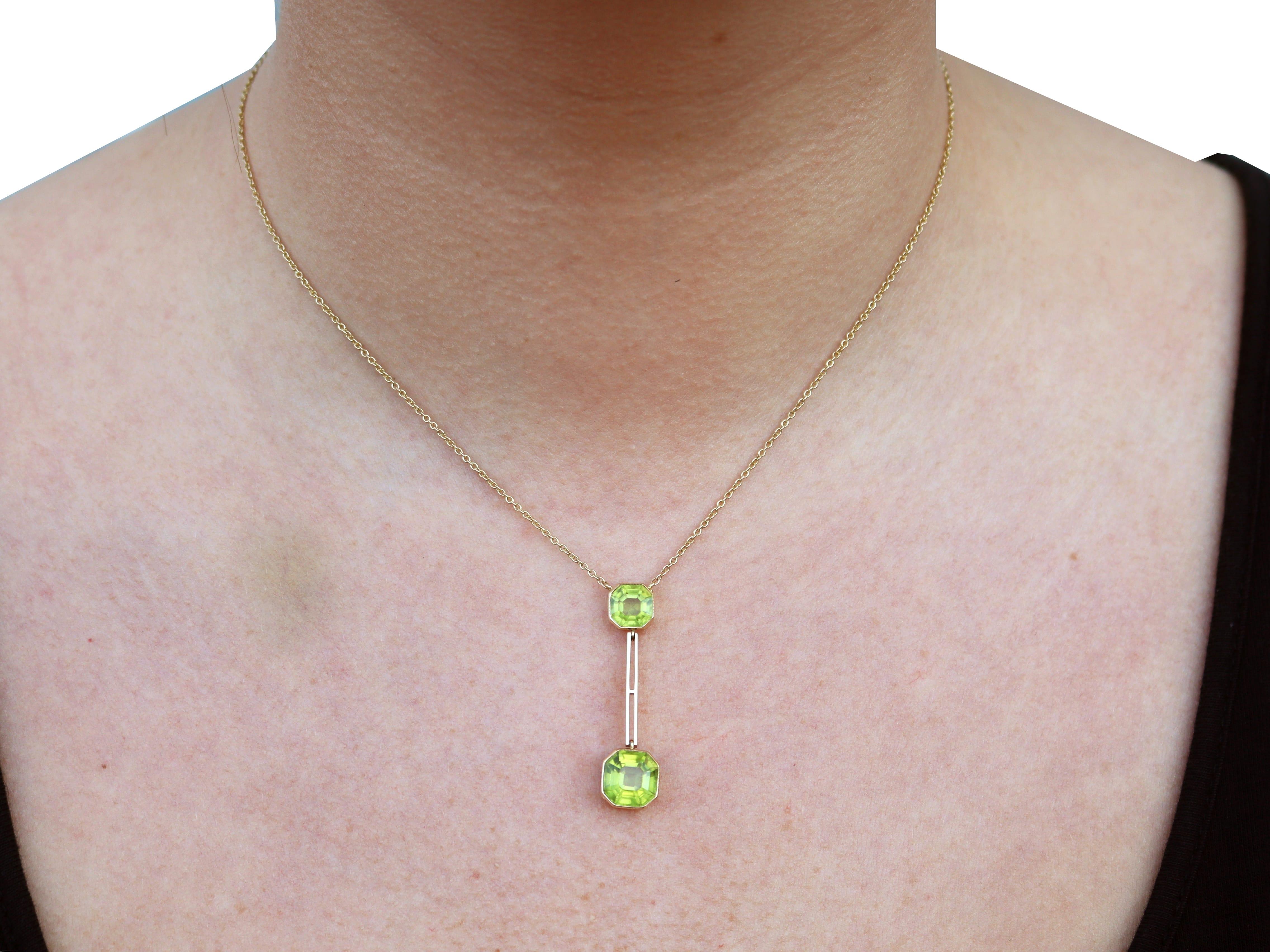 Antique 5.97 Carat Peridot and Yellow Gold Pendant For Sale 2