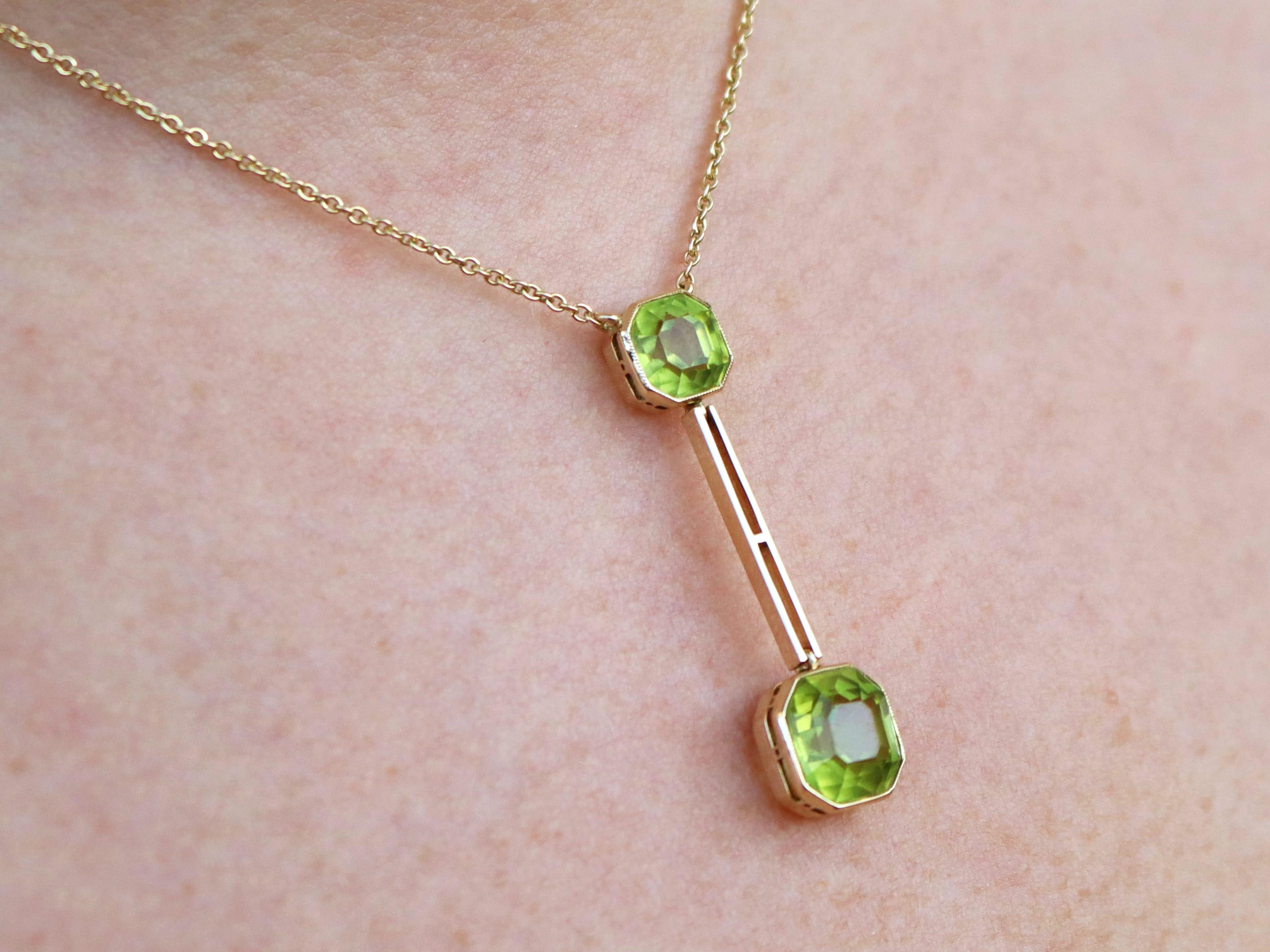 Antique 5.97 Carat Peridot and Yellow Gold Pendant For Sale 3