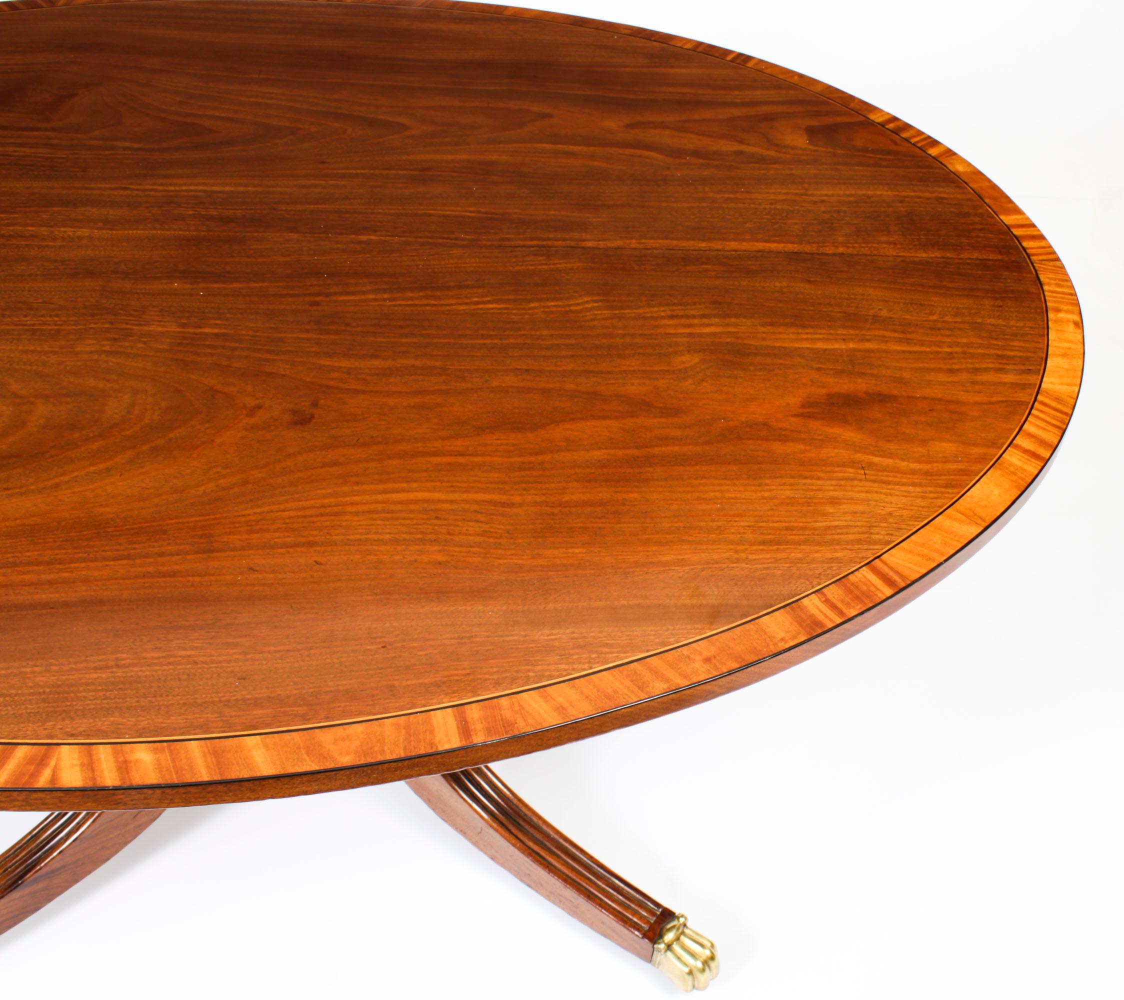 Antique Oval Regency Flame Mahogany Dining Table 19th C In Good Condition For Sale In London, GB