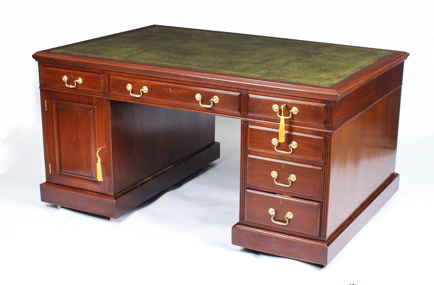 Antique Victorian Mahogany Partners Pedestal Desk, 19th Century For Sale 10