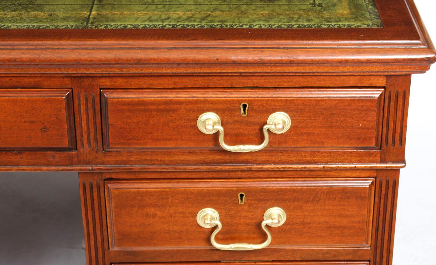 Antique Victorian Mahogany Partners Pedestal Desk, 19th Century In Good Condition For Sale In London, GB