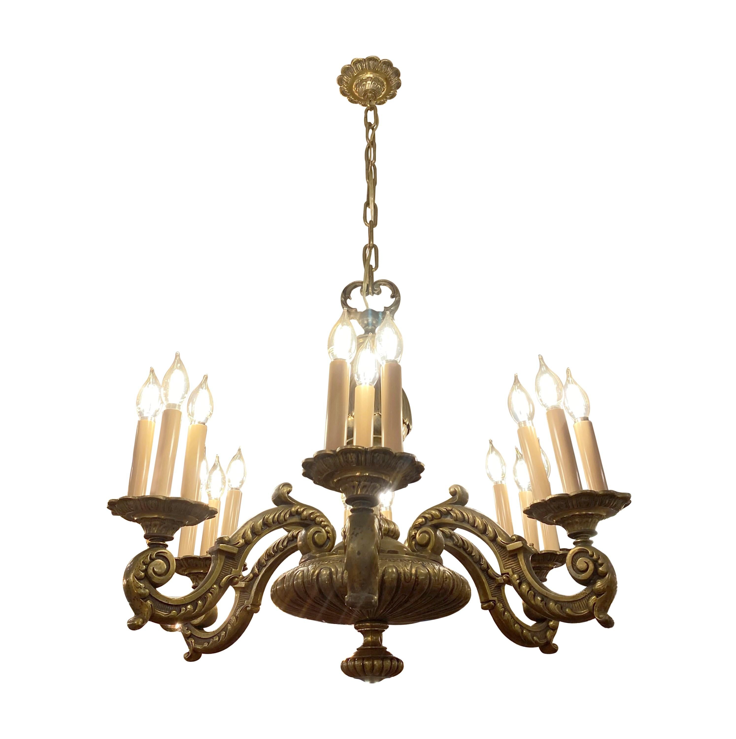 Antiker Bronze-Kronleuchter aus dem frühen 20. Jahrhundert, hergestellt in Frankreich. Sechs Arme mit je drei Kerzenleuchtern in der Nabe. Für 18 Standard-Kandelaber-Glühbirnen geeignet. Gereinigt und restauriert. Bitte beachten Sie, dass sich