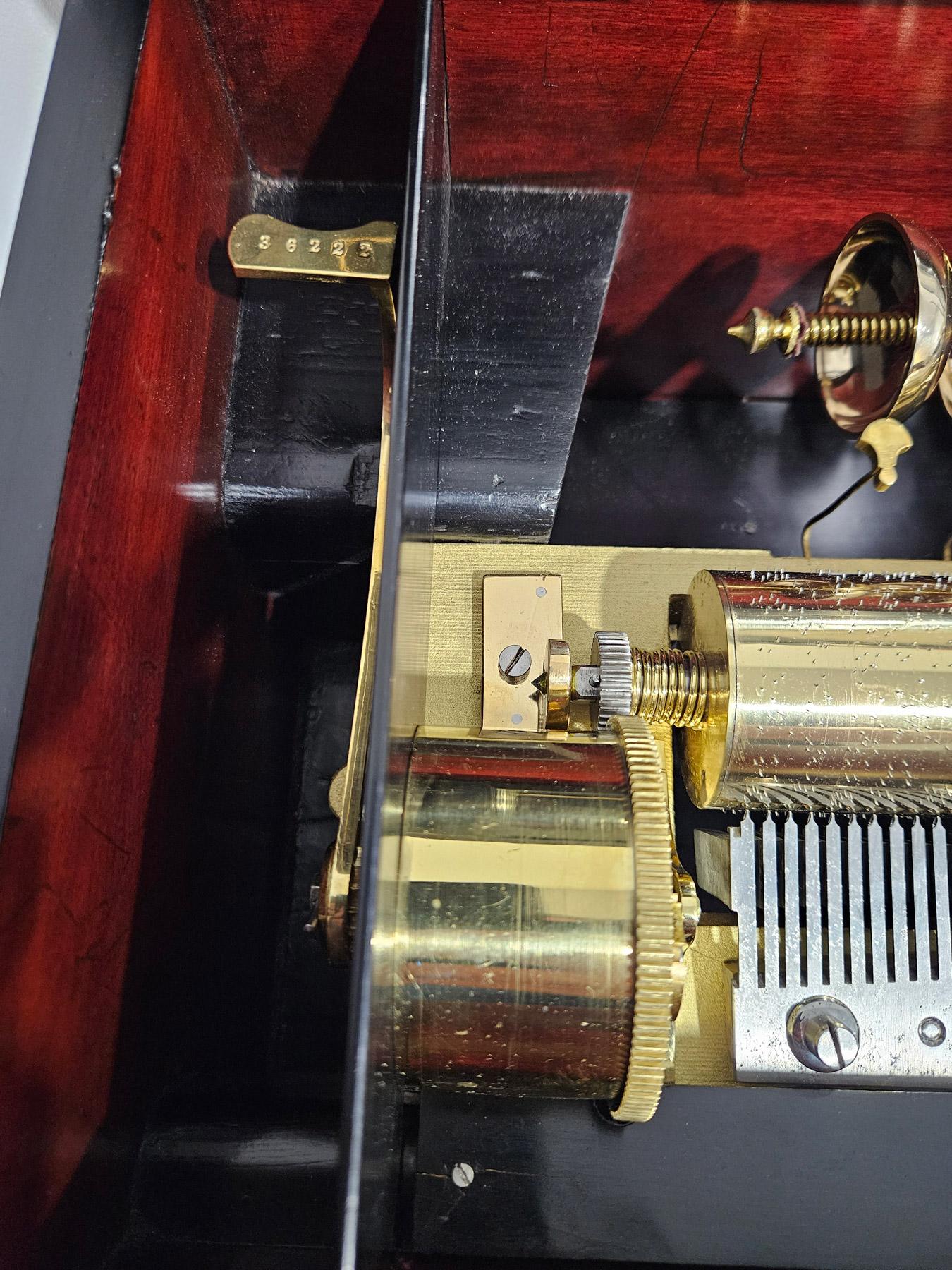 Boîte à musique ancienne à 6 cloches et tambour de Charles Lecoultre, vers 1870 en vente 5