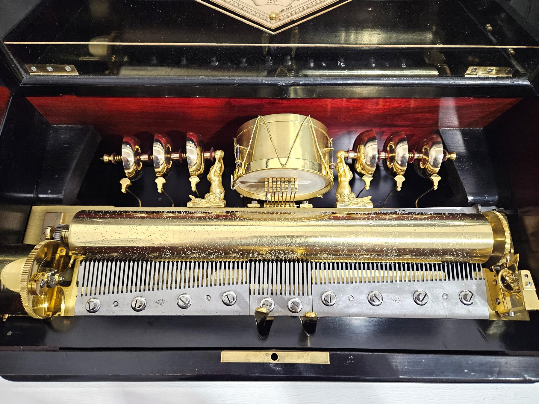 Victorien Boîte à musique ancienne à 6 cloches et tambour de Charles Lecoultre, vers 1870 en vente