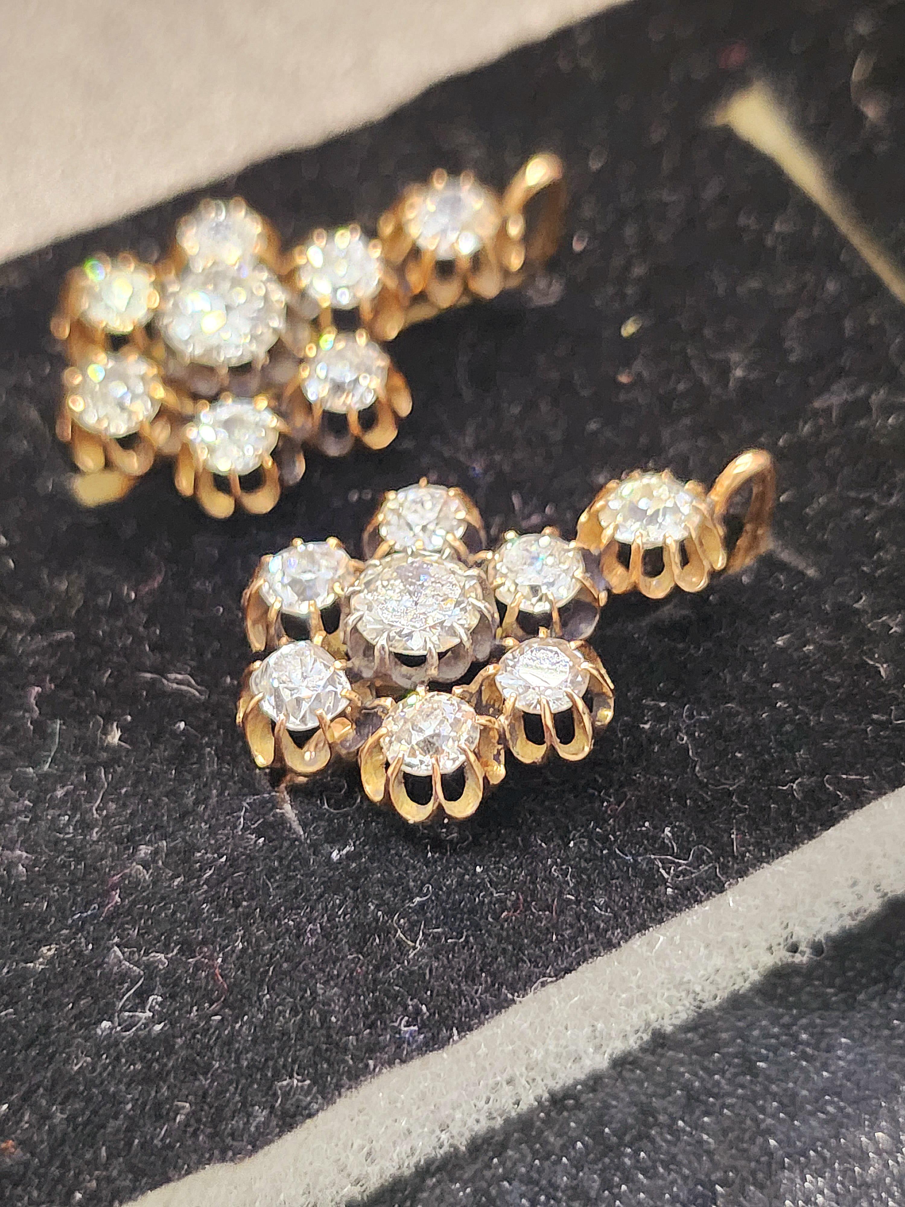 Antike 6 Karat Diamant-Cluster-Ohrringe aus Gold mit alteuropäischem Minenschliff im Angebot 3