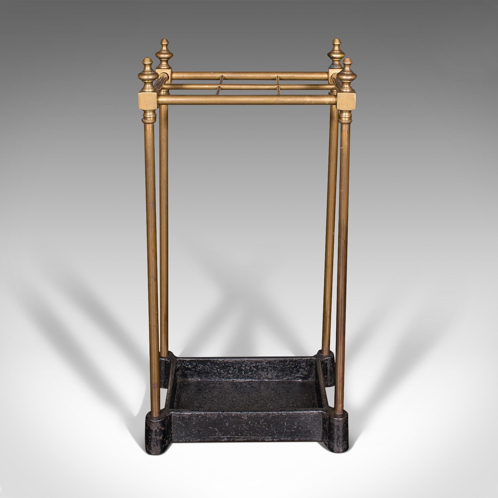 Dies ist ein antiker 6-teiliger Ständer. Ein englischer Schirmständer aus Messing und Gusseisen aus der viktorianischen Zeit, um 1870.

Unverwechselbarer Stand für die Empfangshalle, mit ansprechender Farbe
Mit wünschenswerter Alterspatina und in