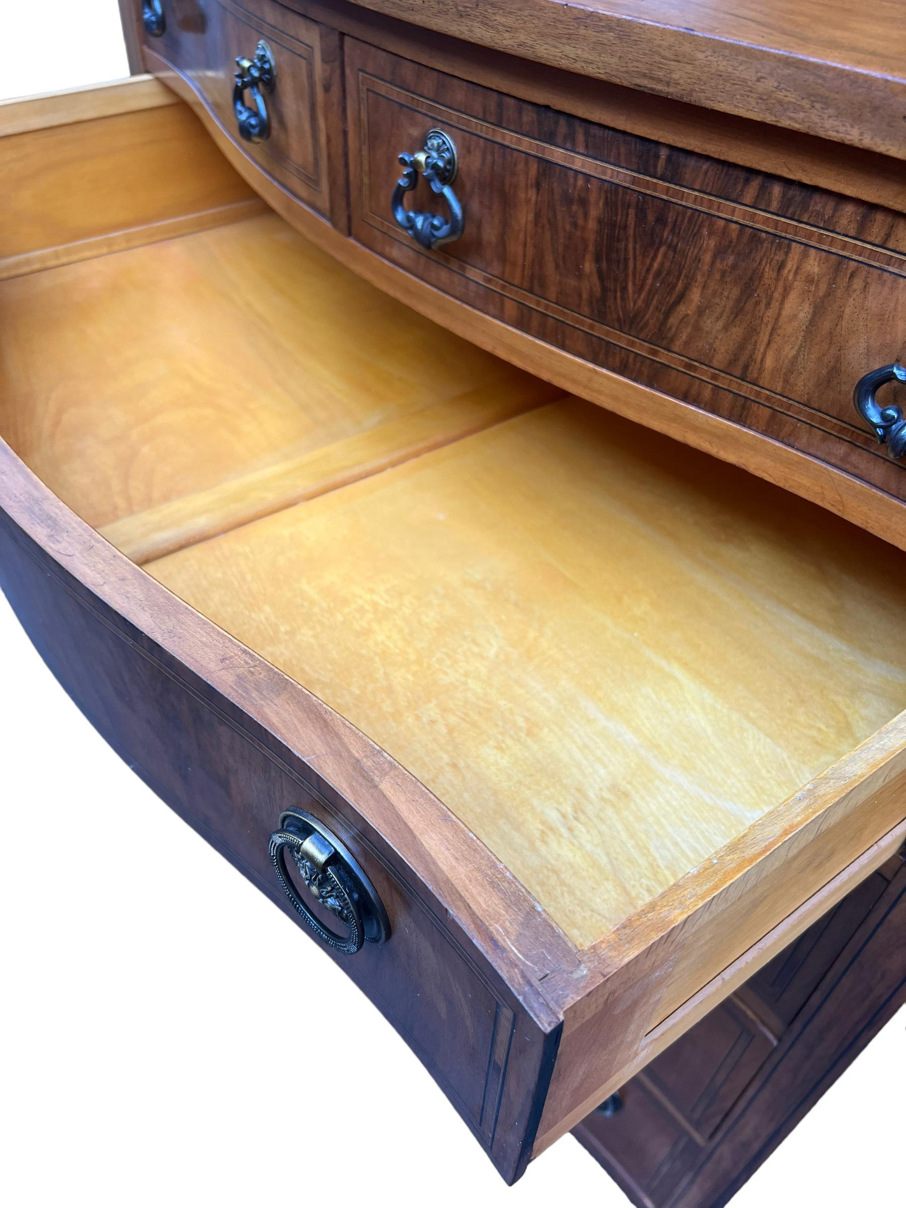 Broussin Commode antique 6 tiroirs en bois massif à queue d'aronde. Avec placage de loupe en vente