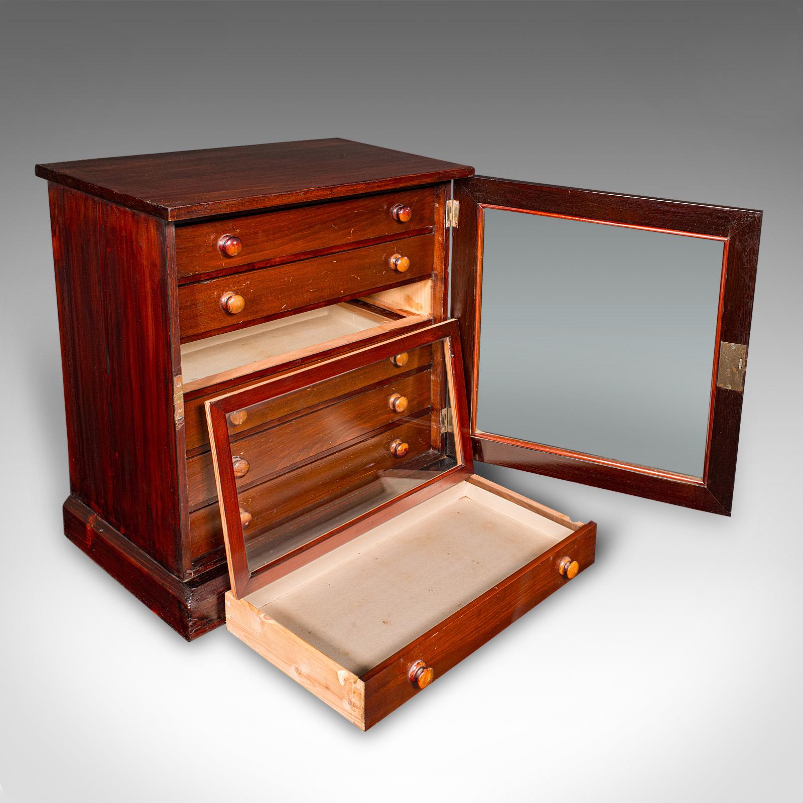 Se trata de una vitrina antigua de sobremesa de 6 cajones. Cajonera inglesa de colección, de caoba y pinotea vidriada, de la época victoriana, hacia 1880.

Un magnífico armario antiguo para especímenes, que ofrece un almacenamiento y una exposición