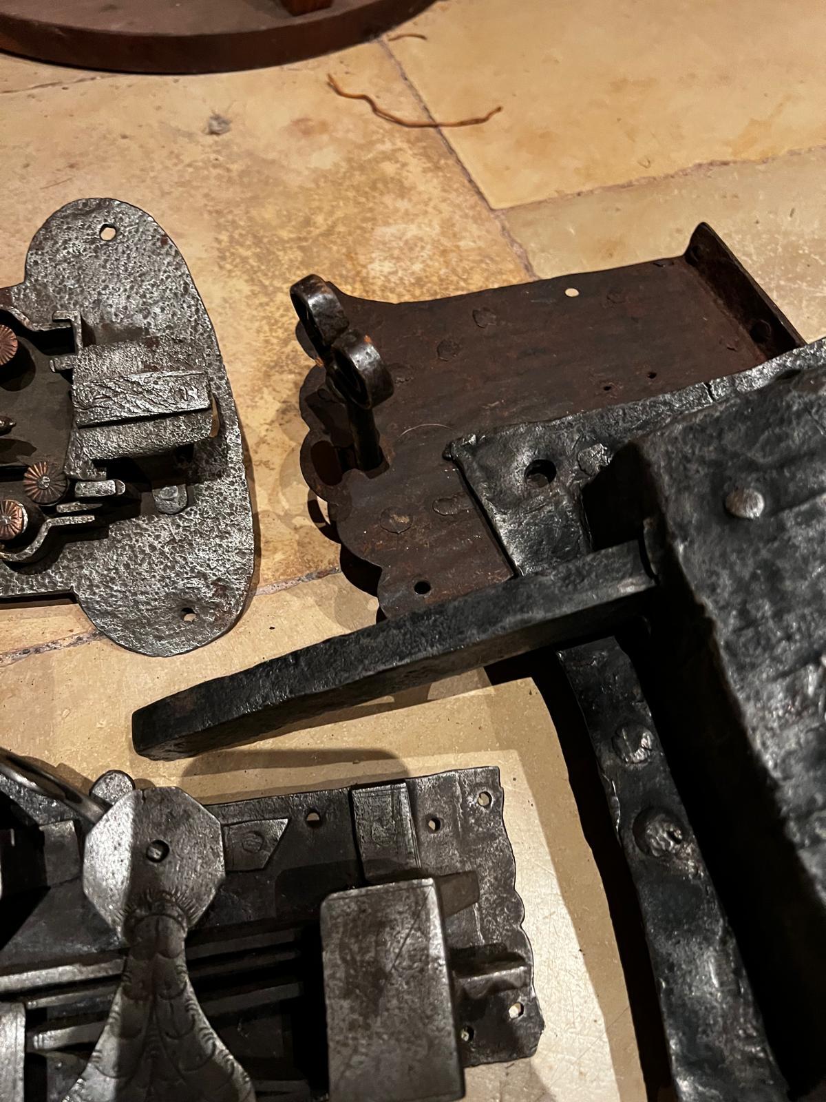 Antichi 6 rari lucchetti per porte in ferro battuto rinascimentali e barocche del XVI-XVII secolo in vendita 2