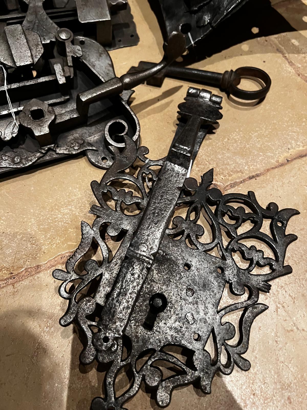 Un notevole insieme di sei antiche serrature in ferro battuto risalenti al tardo Rinascimento e al periodo barocco (XVI/XVII secolo). Queste serrature di grandi dimensioni e altamente decorative mostrano l'eccezionale maestria dei fabbri europei,