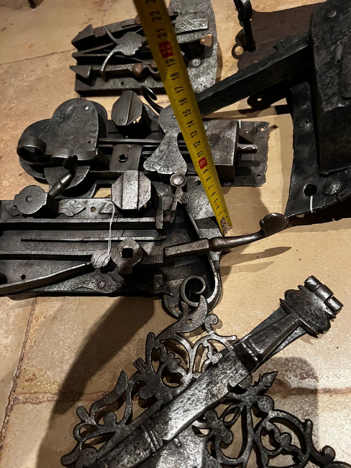 Rinascimento Antichi 6 rari lucchetti per porte in ferro battuto rinascimentali e barocche del XVI-XVII secolo in vendita