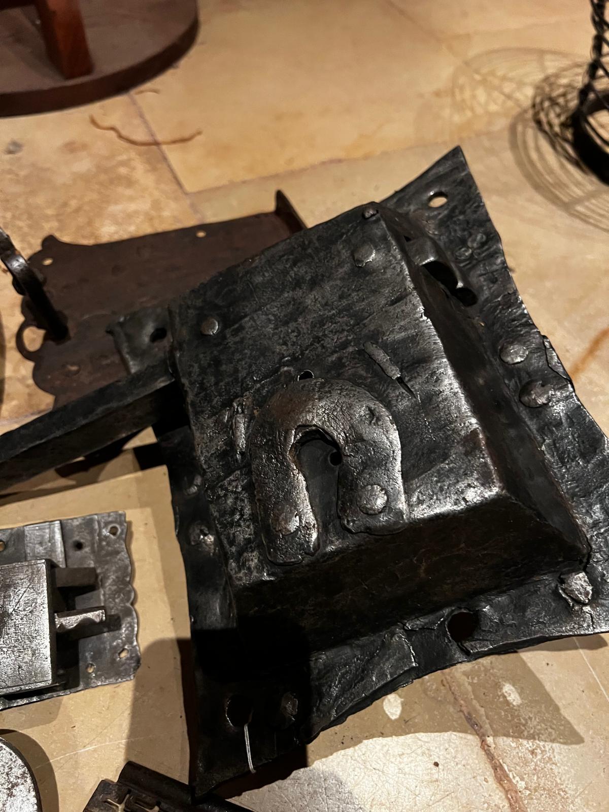 Austriaco Antichi 6 rari lucchetti per porte in ferro battuto rinascimentali e barocche del XVI-XVII secolo in vendita