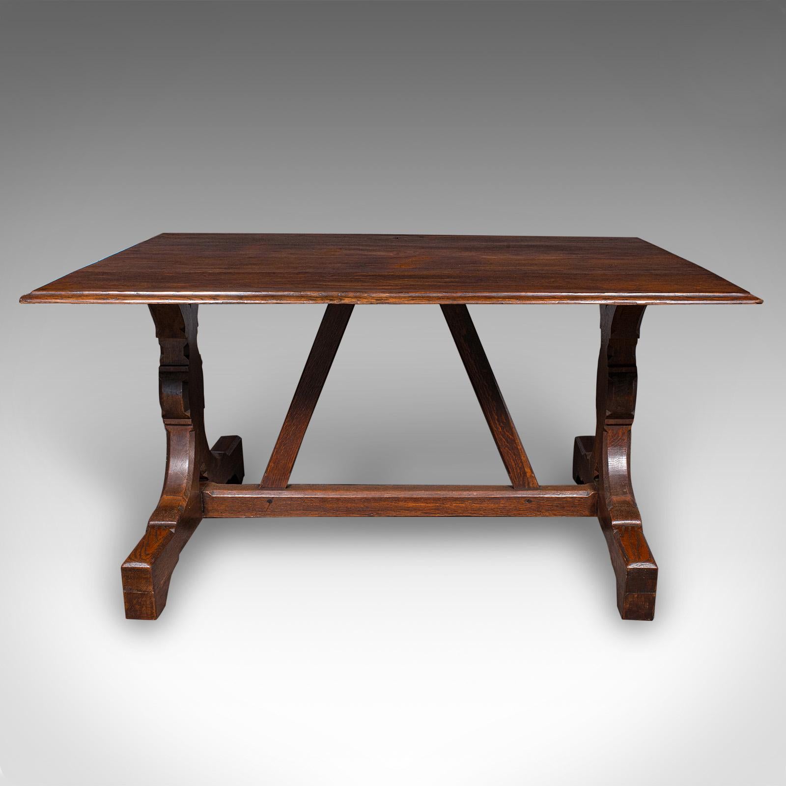 Se trata de una mesa de comedor antigua de seis plazas. Mesa de refectorio de casa de campo inglesa de roble, de gusto gótico, de finales de la época victoriana, hacia 1880.

Mesa de refectorio victoriana, atrevida y con carácter, impregnada de