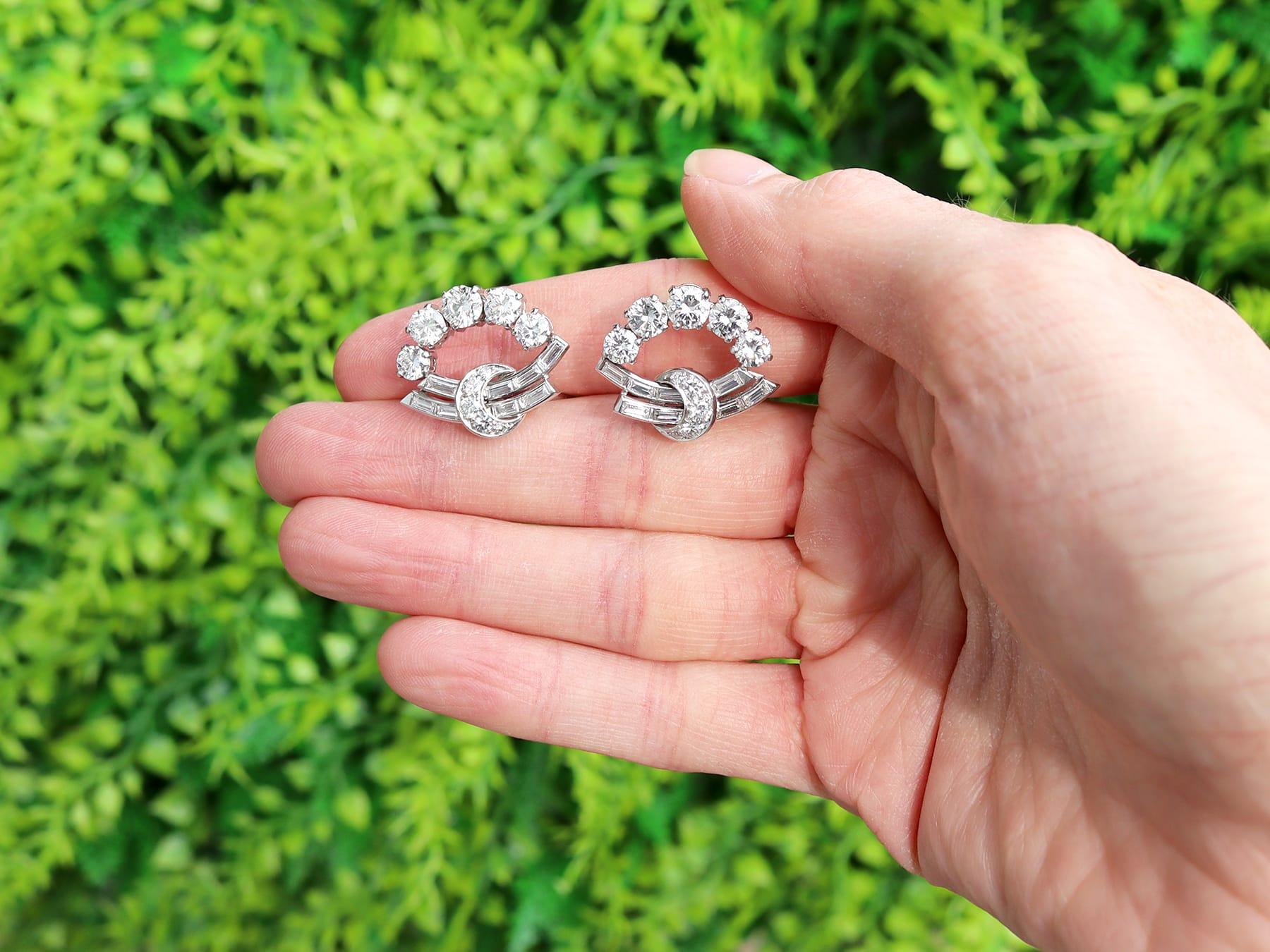 Une superbe paire de boucles d'oreilles en diamant de 6,18 carats, en platine et en or blanc 9 carats, faisant partie de notre collection variée de boucles d'oreilles en diamant ancien.

Ces magnifiques boucles d'oreilles en diamant ancien ont été