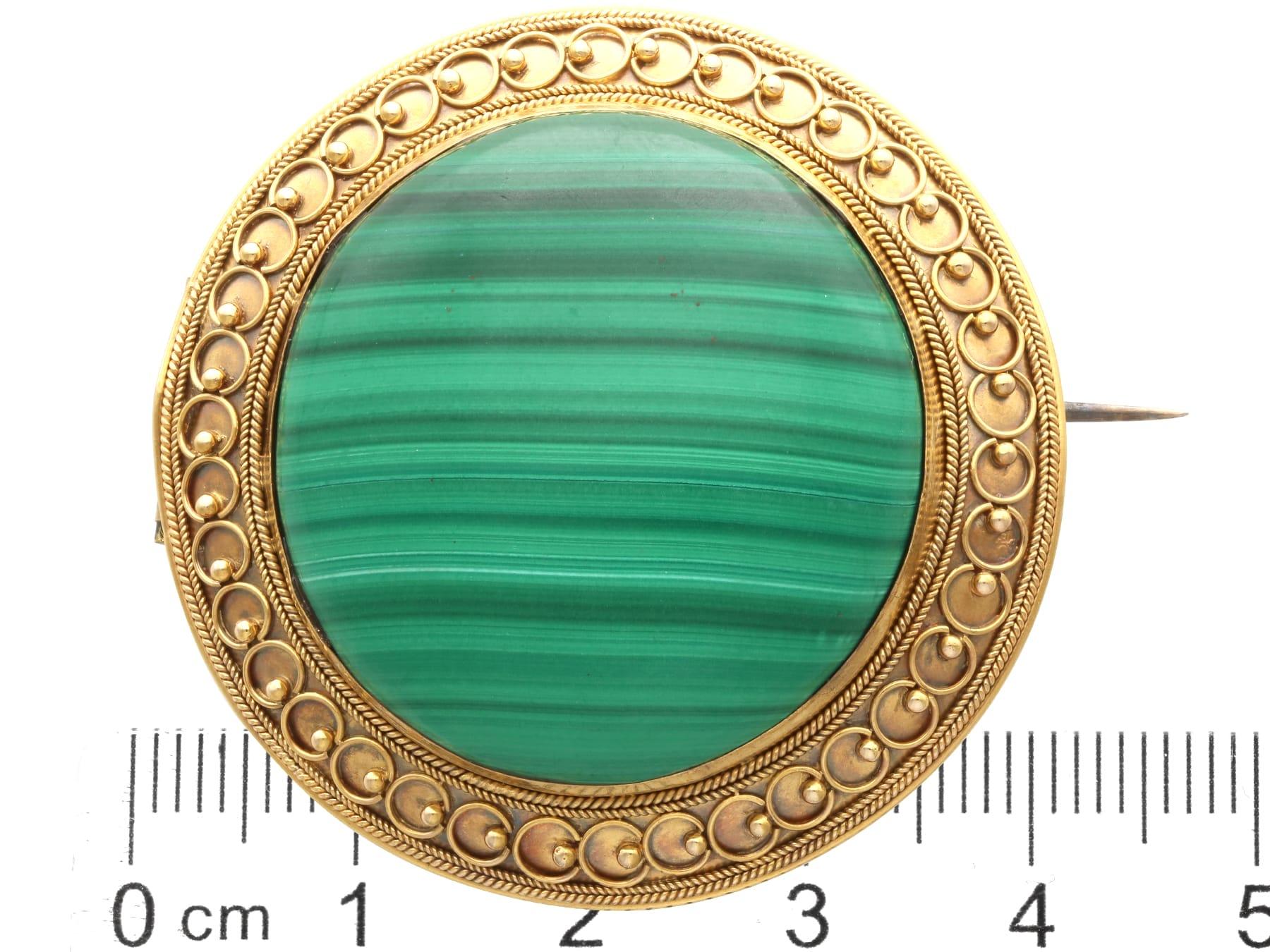 Antiguo broche de malaquita de 63,20 quilates y oro amarillo de 18 quilates Circa 1890 en venta 4