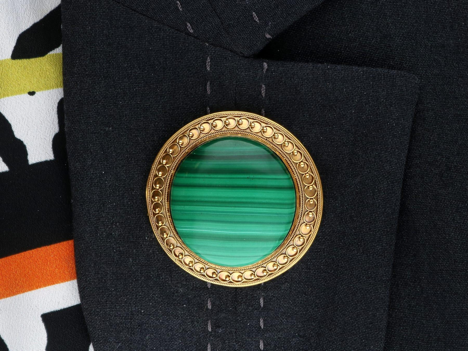 Antiguo broche de malaquita de 63,20 quilates y oro amarillo de 18 quilates Circa 1890 en venta 6