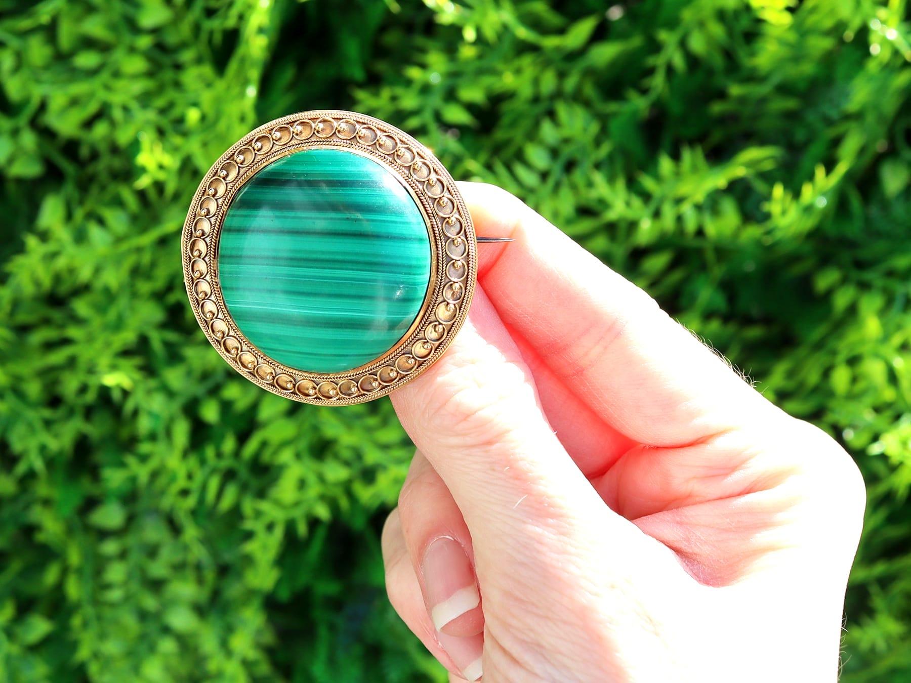 Un asombroso, fino e impresionante broche antiguo de malaquita de 63,20 quilates y oro amarillo de 18 quilates; forma parte de nuestras diversas colecciones de joyas antiguas y joyas de herencia.

Este asombroso, fino e impresionante broche