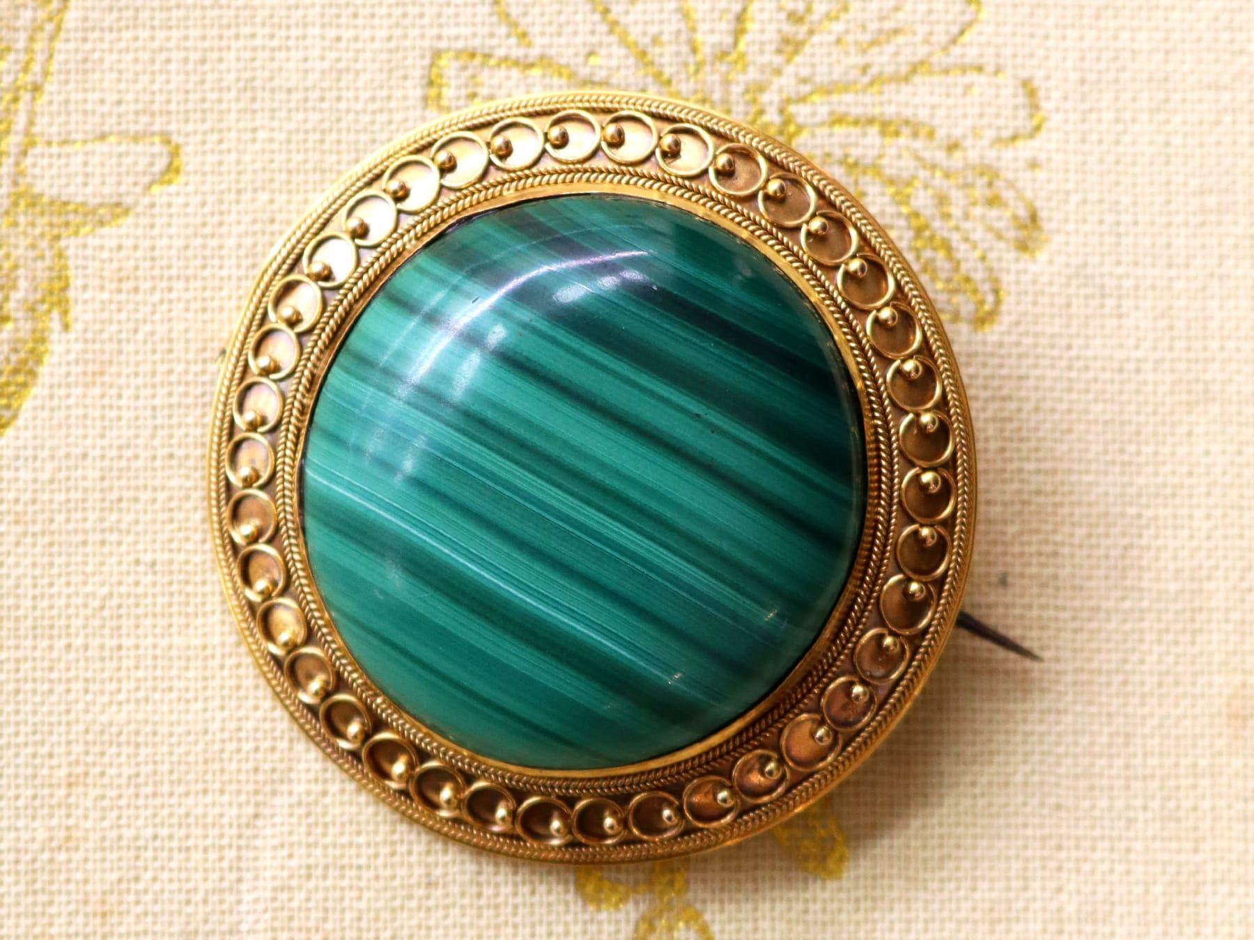 Antiguo broche de malaquita de 63,20 quilates y oro amarillo de 18 quilates Circa 1890 Victoriano en venta