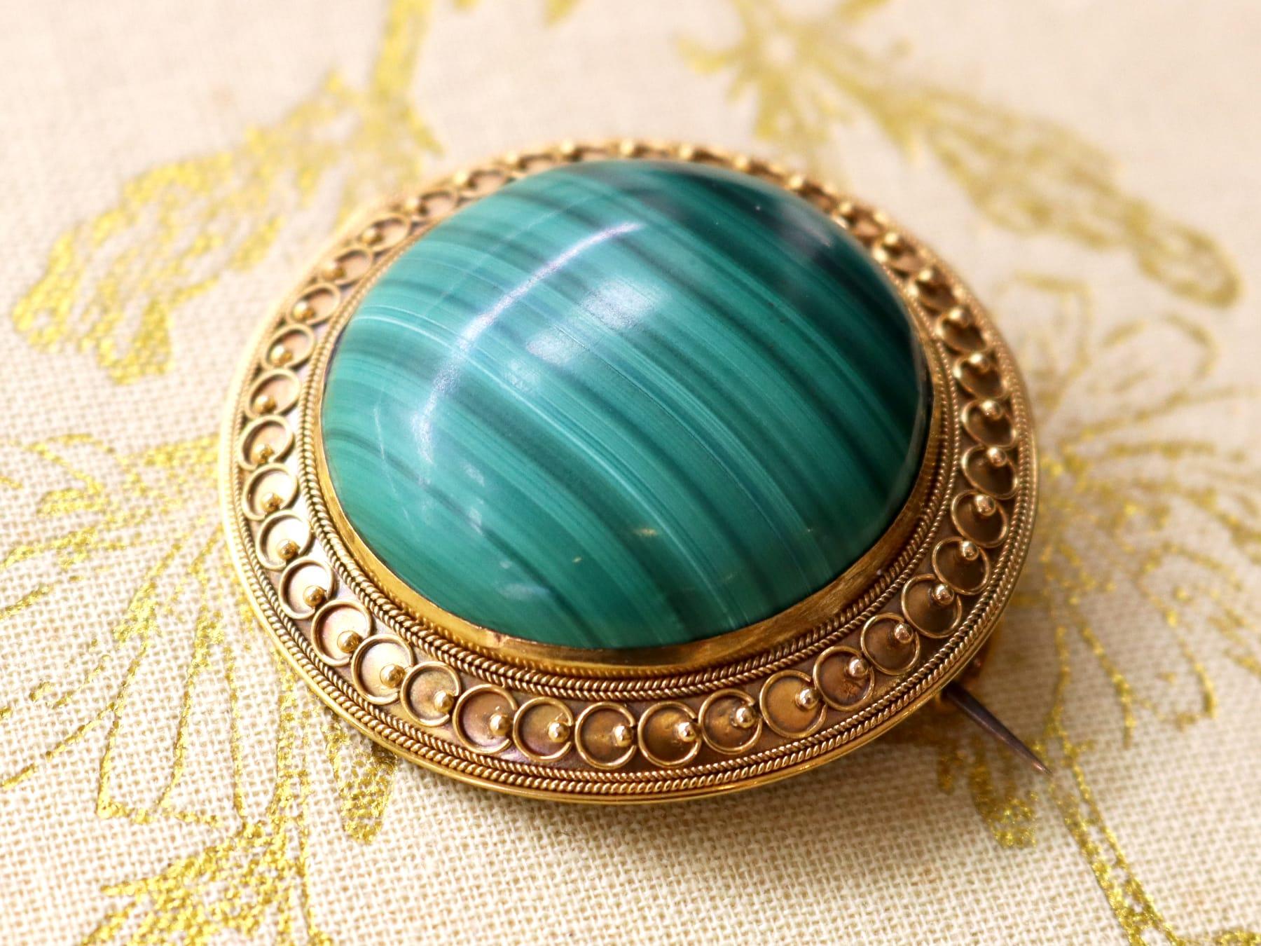Antiguo broche de malaquita de 63,20 quilates y oro amarillo de 18 quilates Circa 1890 Cabujón en venta
