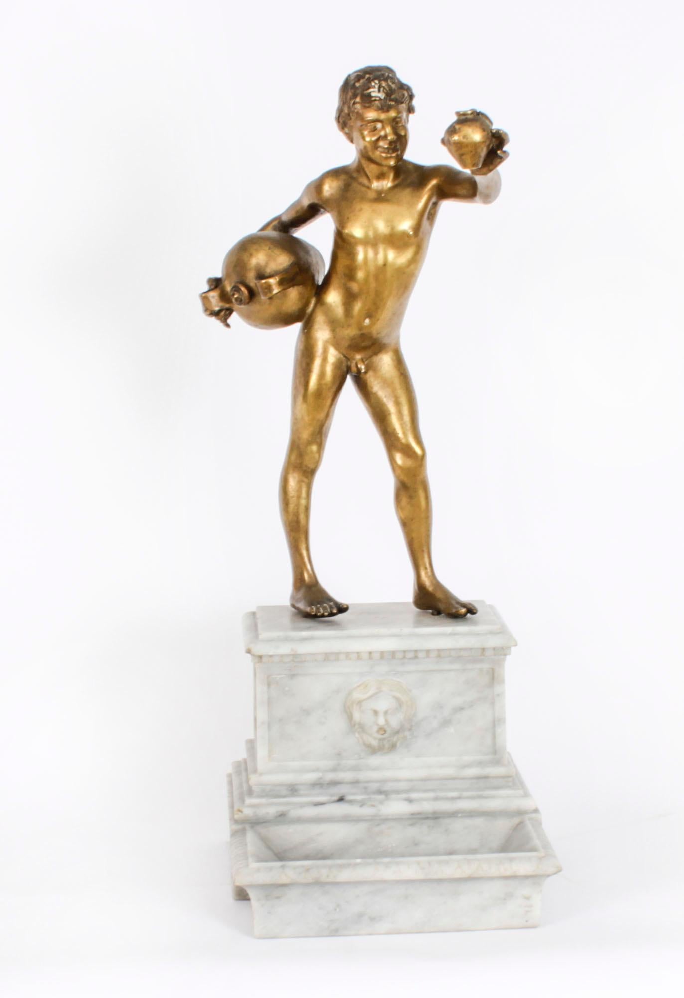 Si tratta di un'imponente scultura figurativa antica in bronzo dorato intitolata 