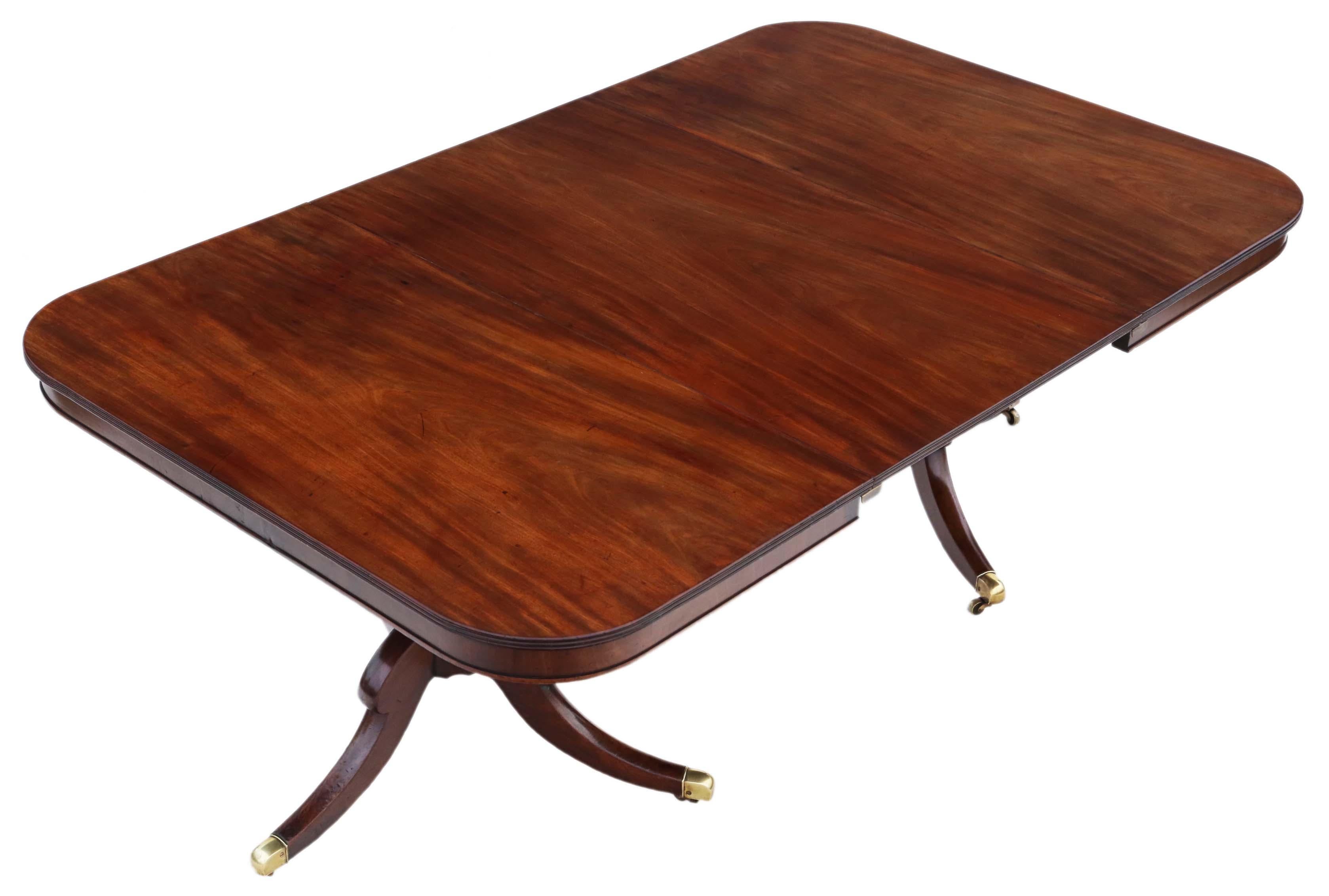 Antigua mesa de comedor de caoba de principios del siglo XIX, grande y extensible, con dos pedestales: una pieza de gran calidad que irradia elegancia y un atractivo intemporal.

Esta impresionante mesa tiene un color precioso y descansa sobre