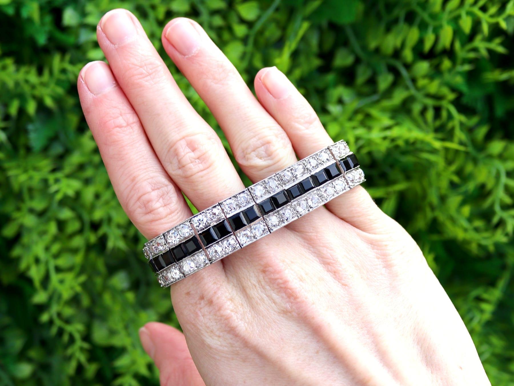 Impresionante brazalete antiguo de ónice de 6,84 quilates, diamante de 15,40 quilates y platino; forma parte de nuestra variada colección de joyas antiguas.

Esta impresionante pulsera antigua, fina e impresionante, ha sido elaborada en platino.

La