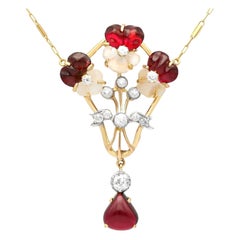 Antiker Gelbgold-Anhänger mit 6,92 Karat Granat, 3,50 Karat Mondstein und 1,23 Karat Diamant